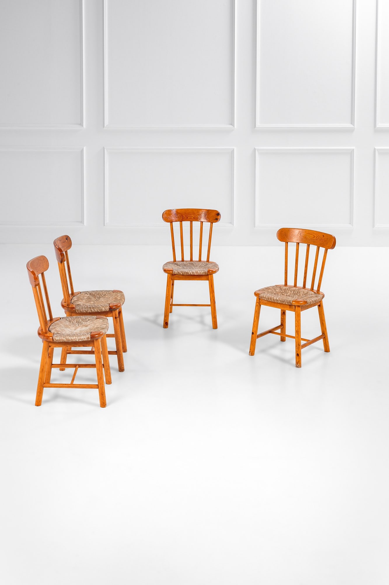 Poltronova, nel gusto di. Quattro sedie: Quattro sedieLegno di pino, paglia.1970 ca.cm 83x44x44