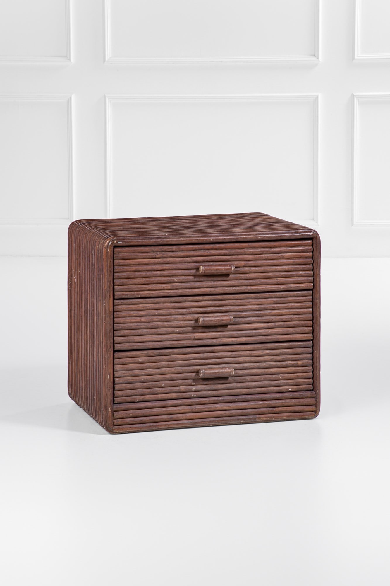 Ferdinando Loffredo. Credenzino a tre cassetti: Credenzino a tre cassettiBamboo tinto, legno , cuoio.1970 ca.cm 75x90x58