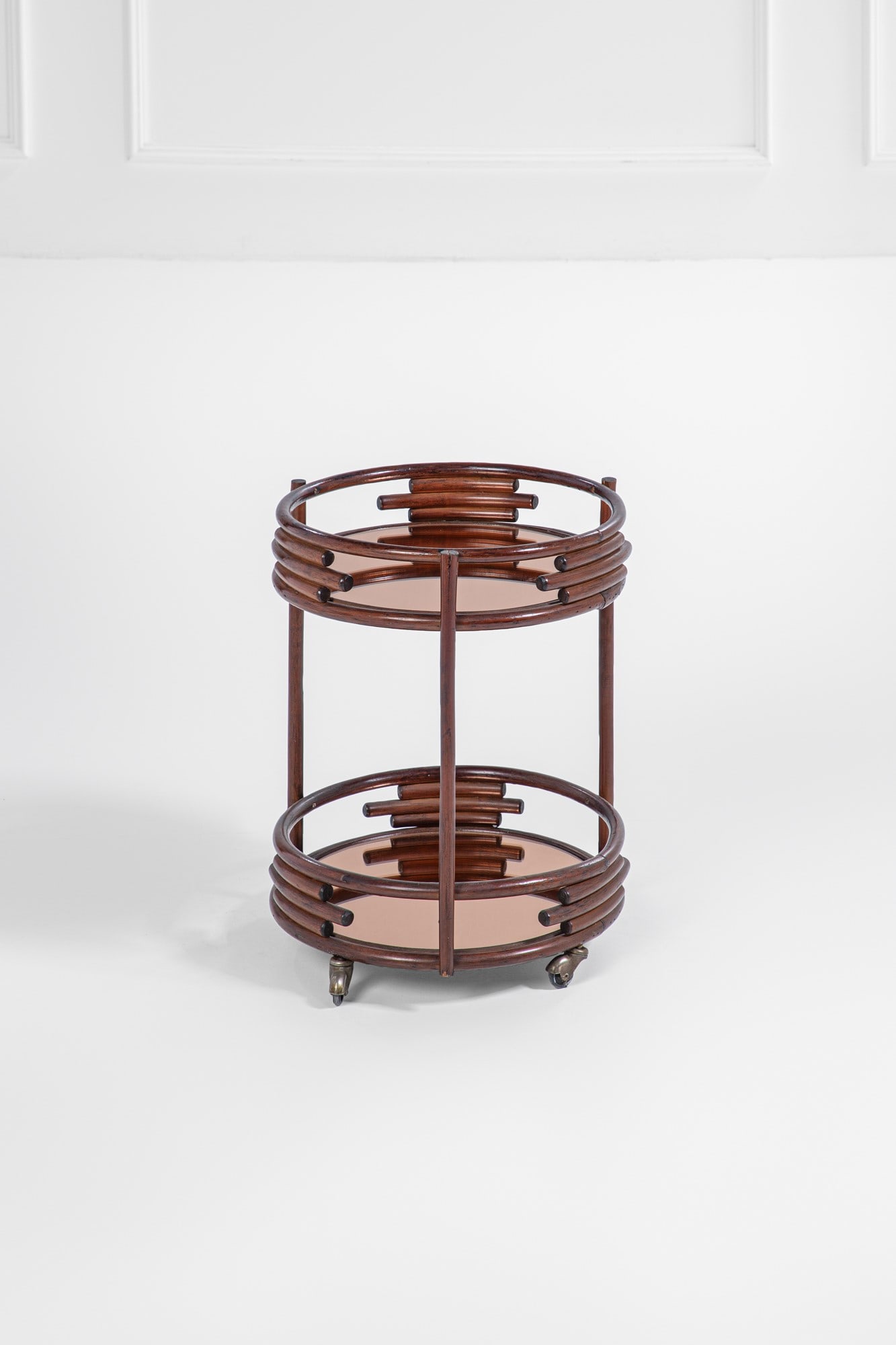 Carrello: CarrelloLegno tinto curvato, vetro colorato specchiato.1950 ca.h cm 56, diam. cm 46