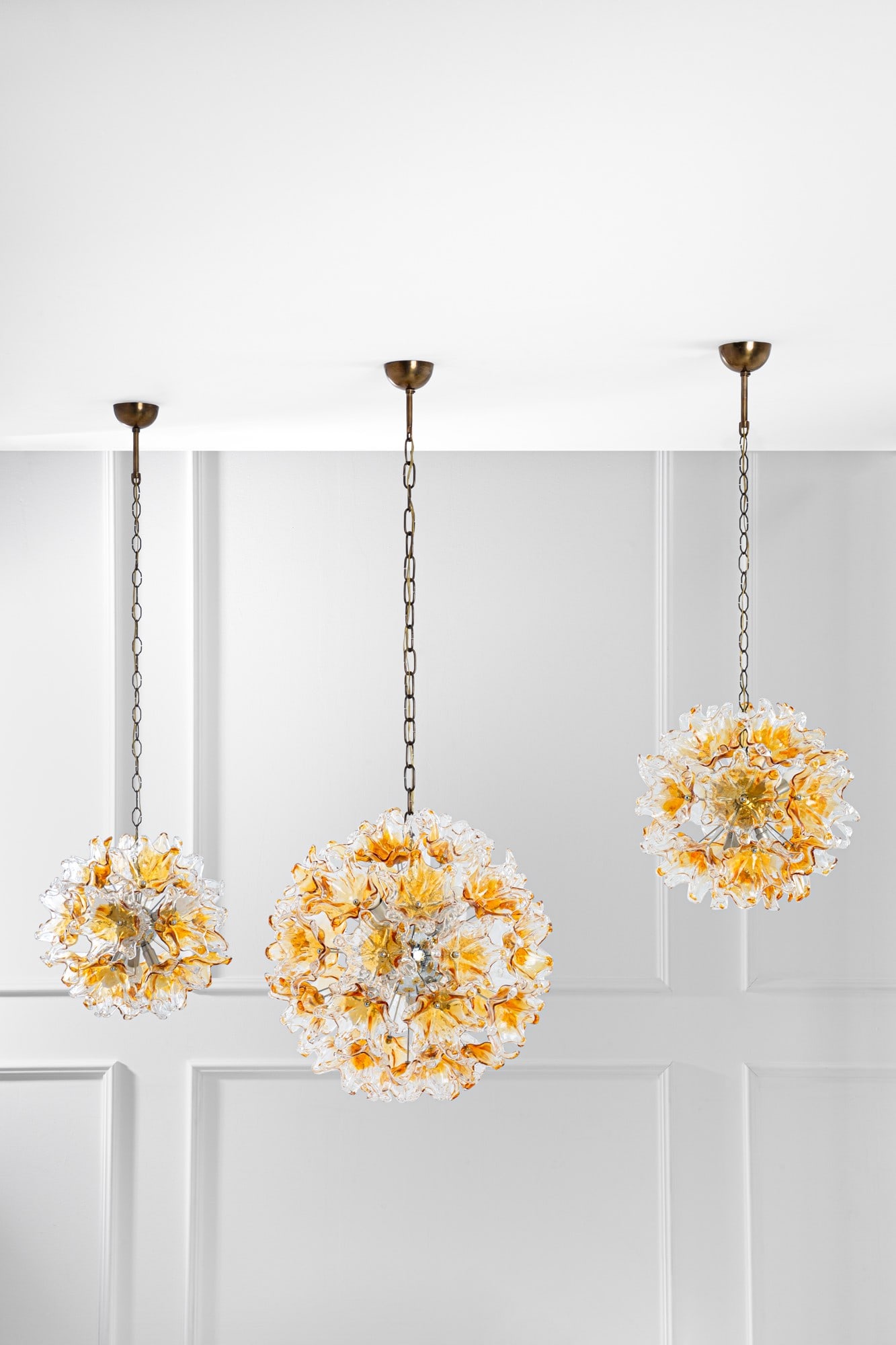 VeArt (attr.). Tre lampade a sospensione a guisa di soffione (1 of 3)