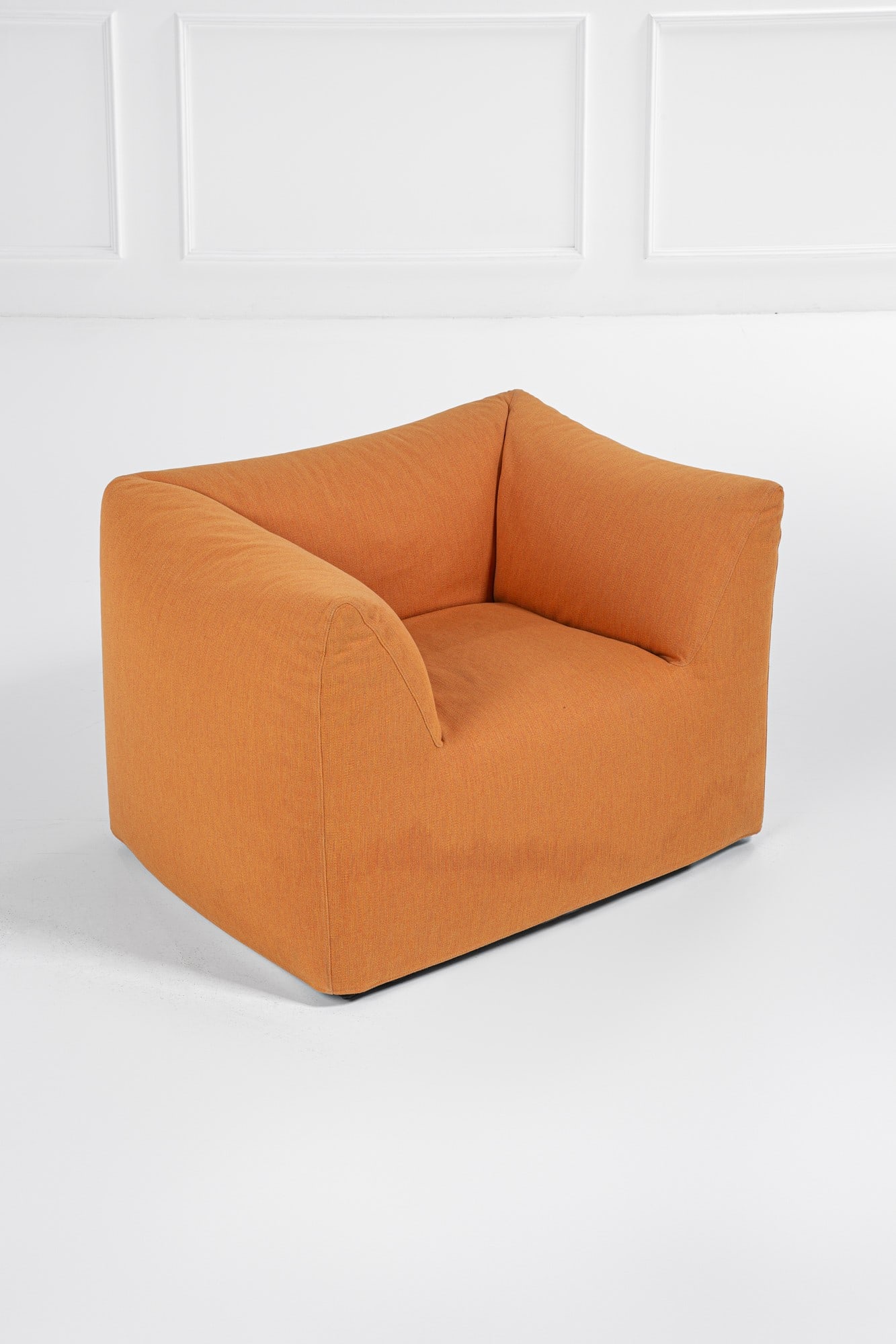 Mario Bellini. Poltrona mod. Le Bambole (1 of 3)