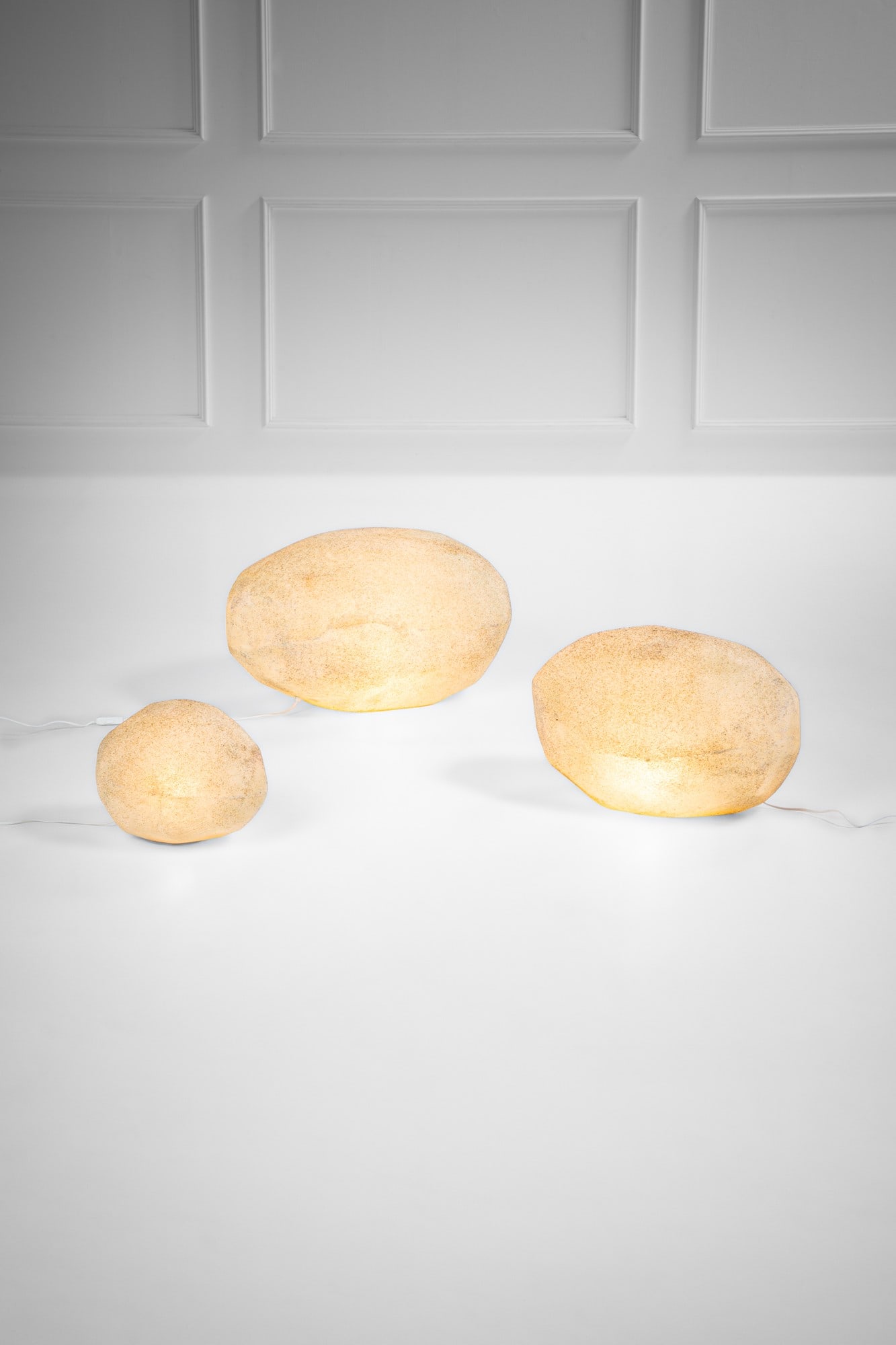 André Cazenave. Tre lampade mod. Pietre luminose: Tre lampade mod. Pietre luminosePoliestere, polvere di marmo.Prod. Atelier A, 1970 ca.cm 40x75x40, cm 36x56x32, cm 26x36x25BIBLIOGRAFIA: Domus n. 517, dicembre 1972, p. 45.