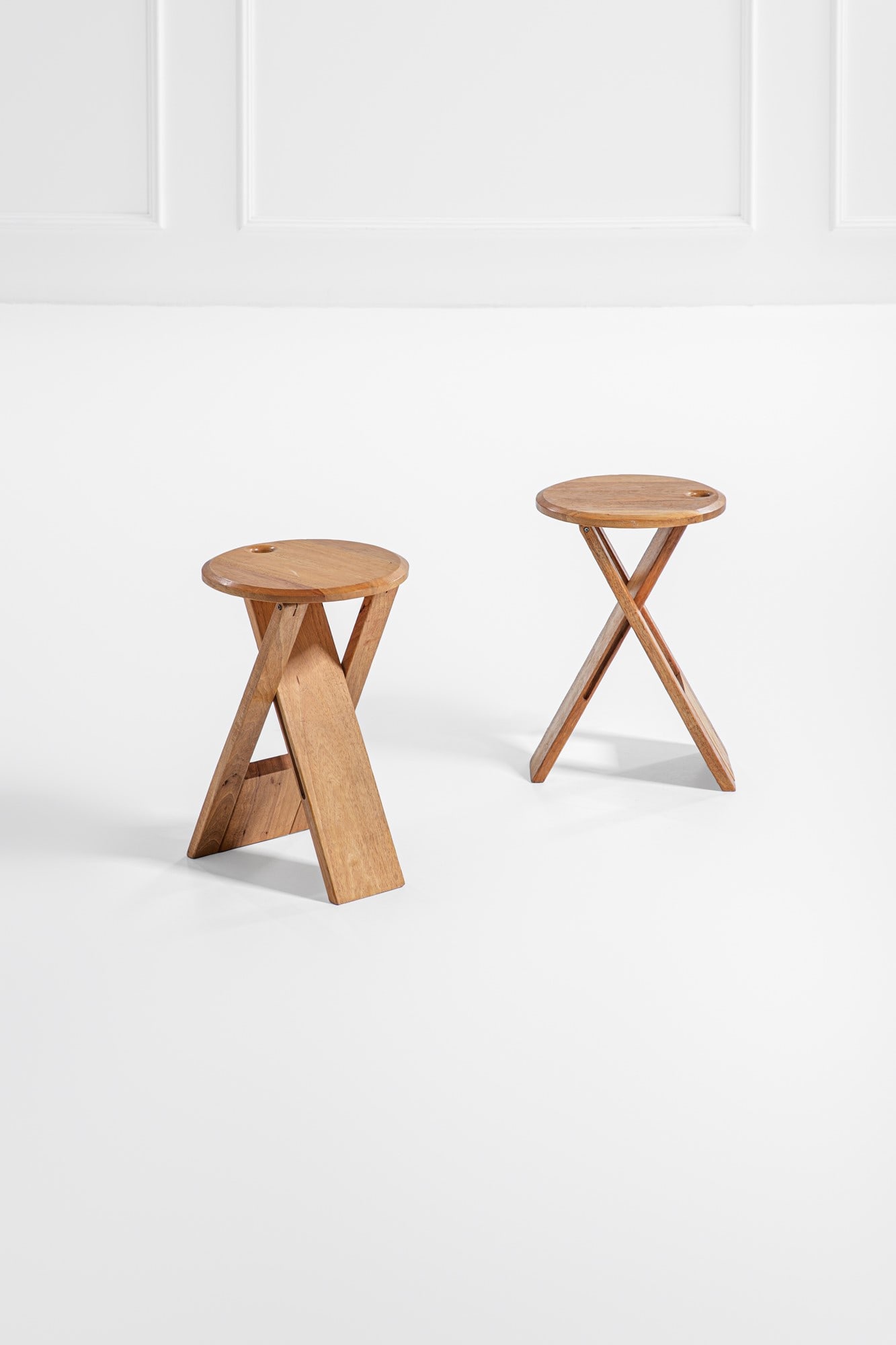 Roger Tallon. Due sgabelli ripiegabili mod. TS: Due sgabelli ripiegabili mod. TSLegno naturale.Prod. Sentou, 1970 ca.h cm 45, diam. cm 30