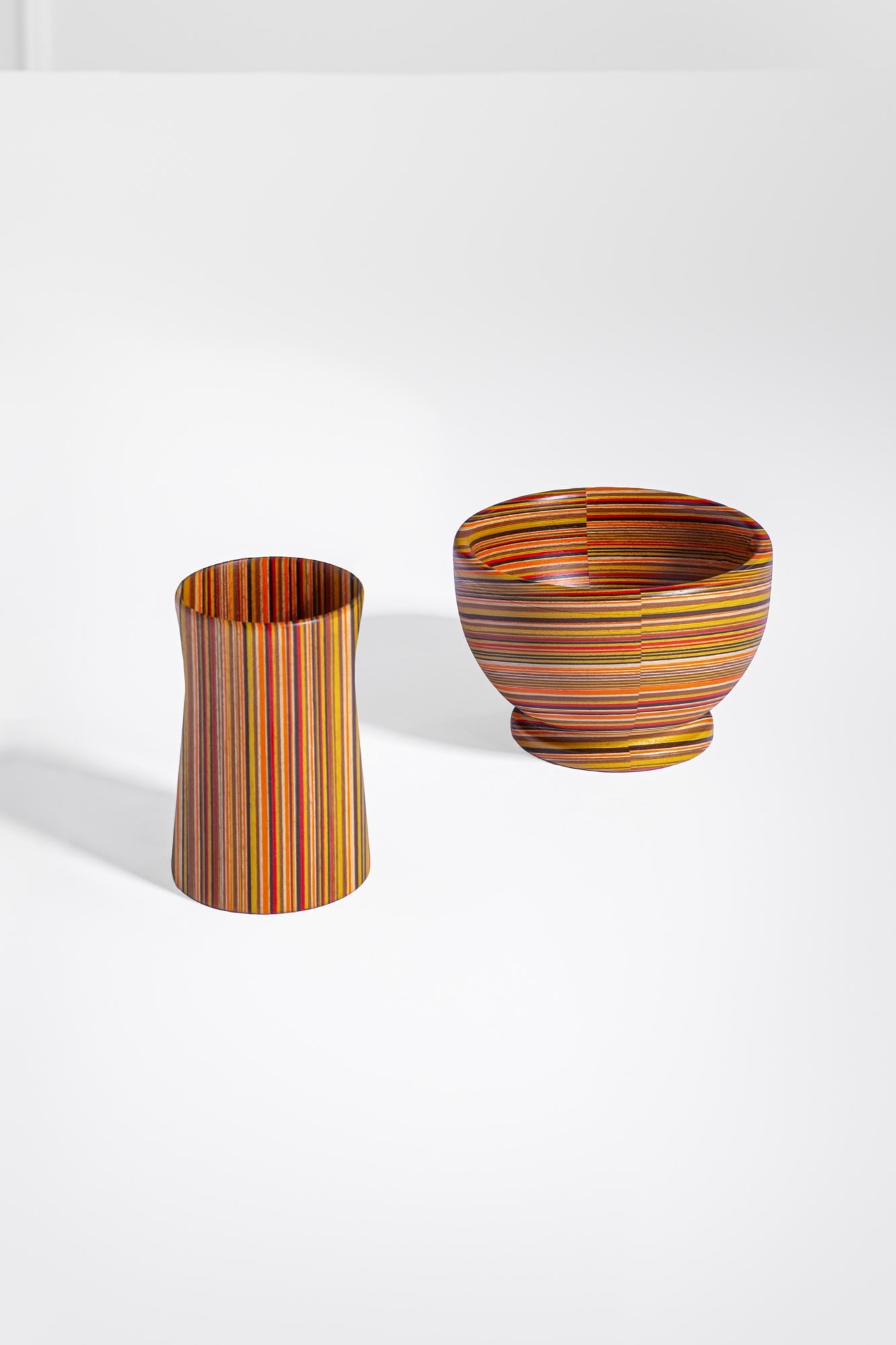 Angelo Mangiarotti. Portapenne e ciotola: Portapenne e ciotolaLegno tornito variamente colorato.Prod. Alpi, 1970 ca.Marchio a fuoco del produttore.h cm 12, diam. cm 21, h cm 10, diam. cm 15