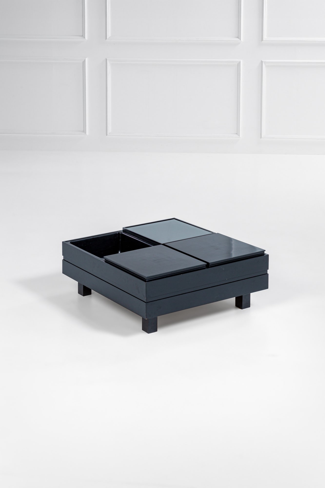 Tredici & C.. Tavolo basso a quattro scomparti: Tavolo basso a quattro scompartiLegno laccato, metallo verniciato, vetro.Prod. Tredici & C., 1960 ca.cm 35x87x87