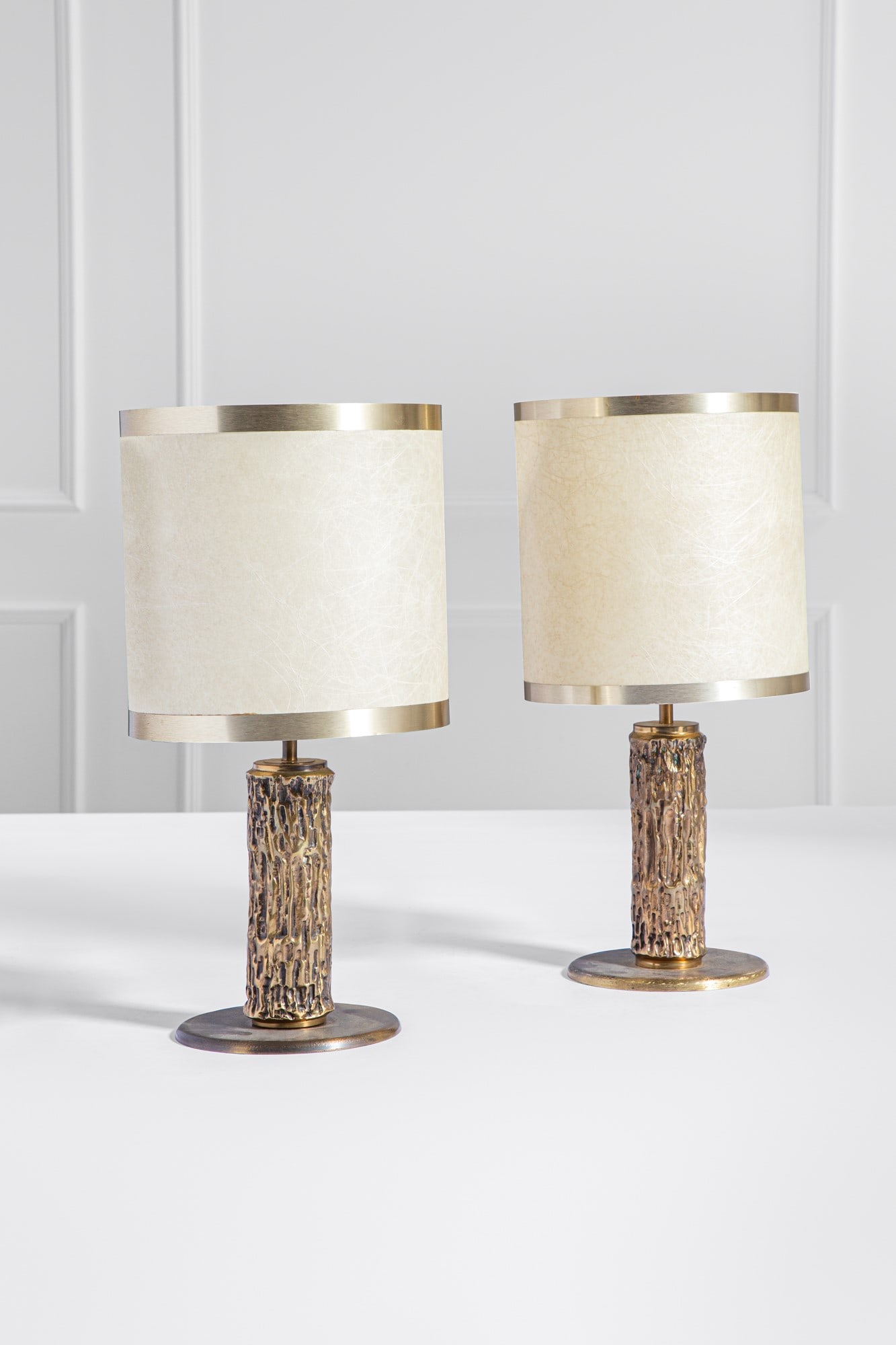 Luciano Frigerio. Due lampade da tavolo mod. Aurora: Due lampade da tavolo mod. Aurora Fusione di bronzo. Prod. Frigerio di Desio, 1970 ca. h cm 60, diam. cm 30