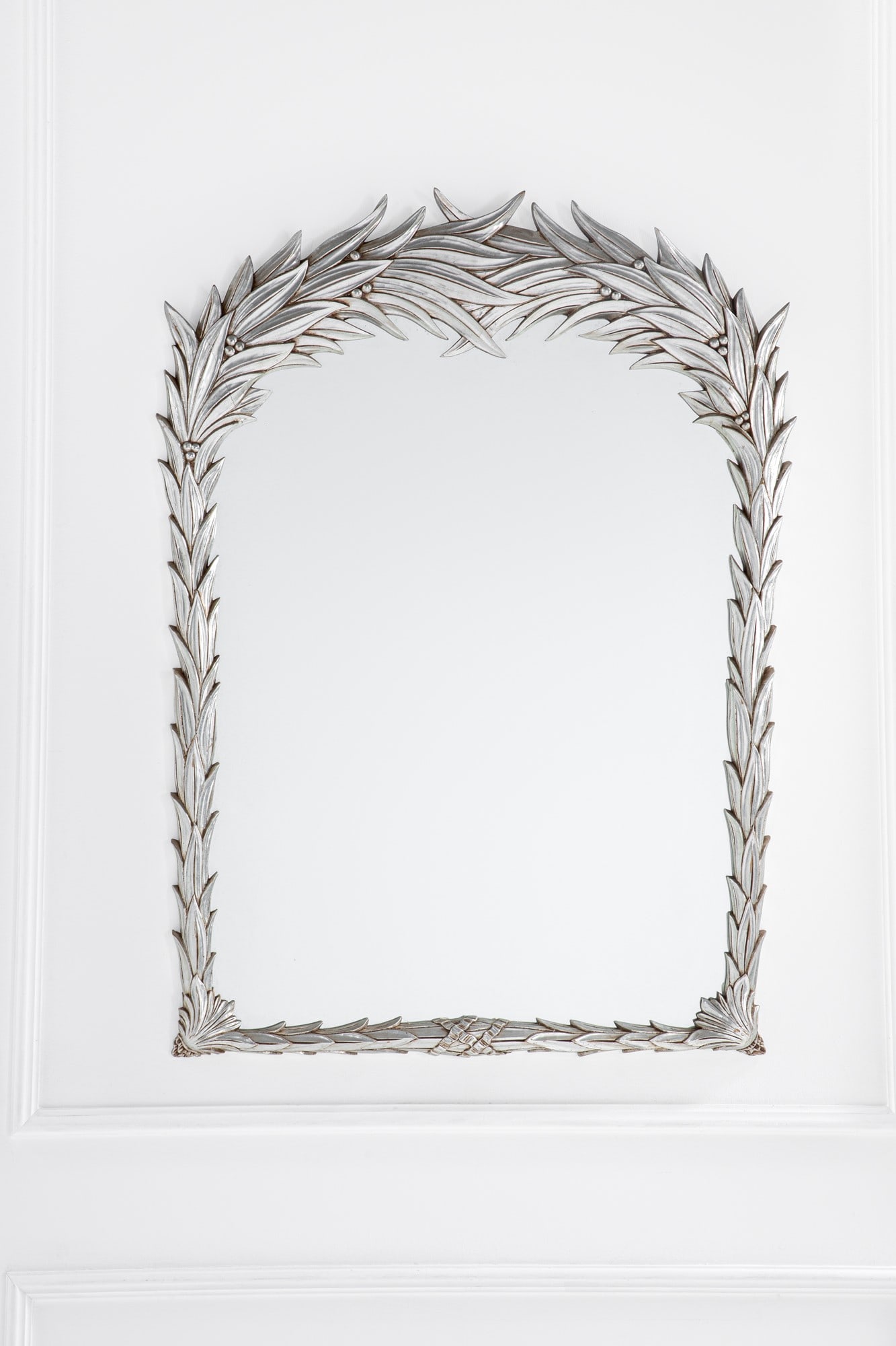 Serge Roche, nel gusto di. Specchiera: Specchiera Legno scolpito a motivi vegetali e argentato, vetro specchiato. 1970 ca. cm 133x100x4