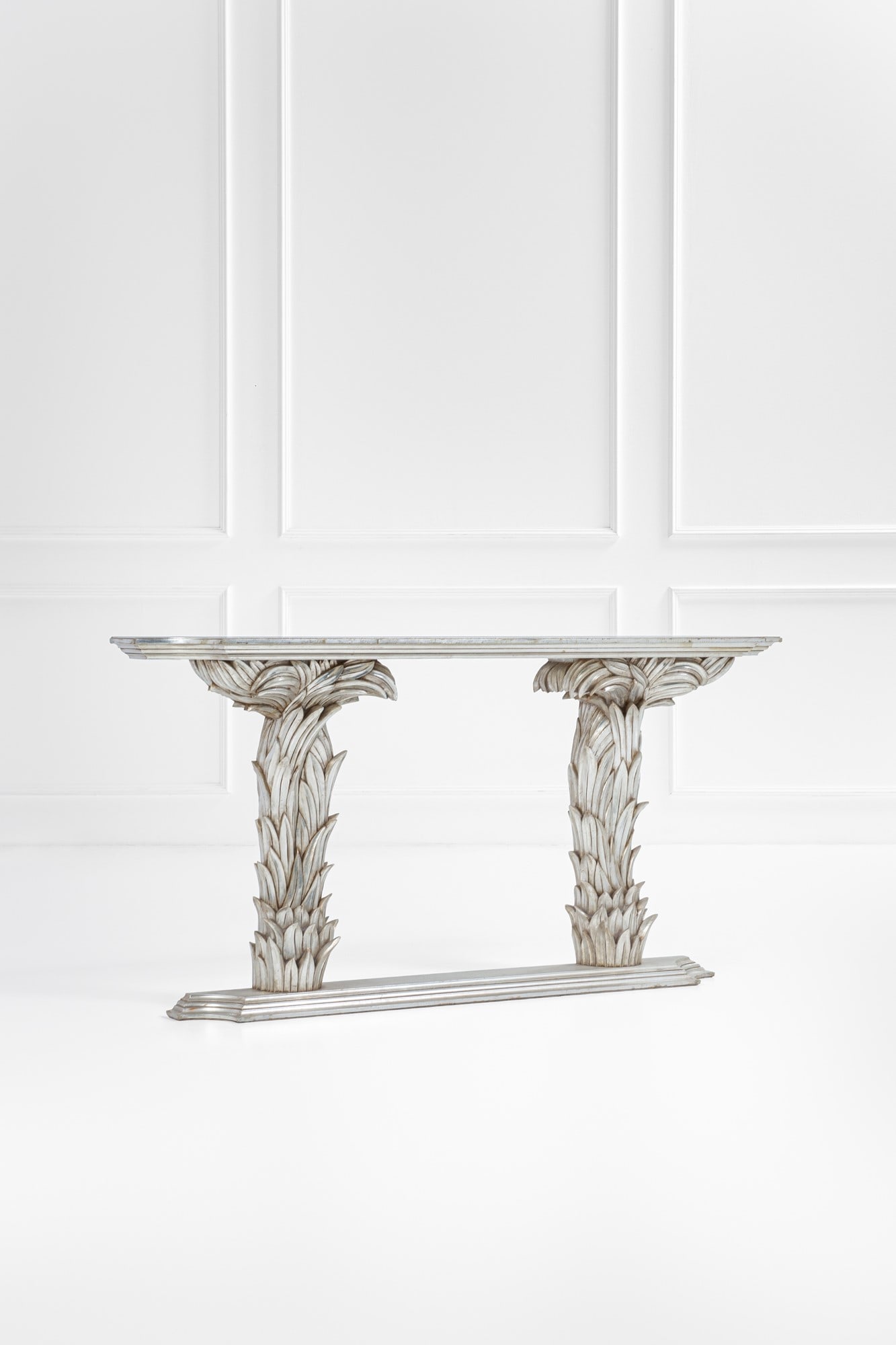 Serge Roche, nel gusto di. Imponente console: Imponente console Legno scolpito a motivi vegetali e argentato. 1970 ca. cm 89x180x30