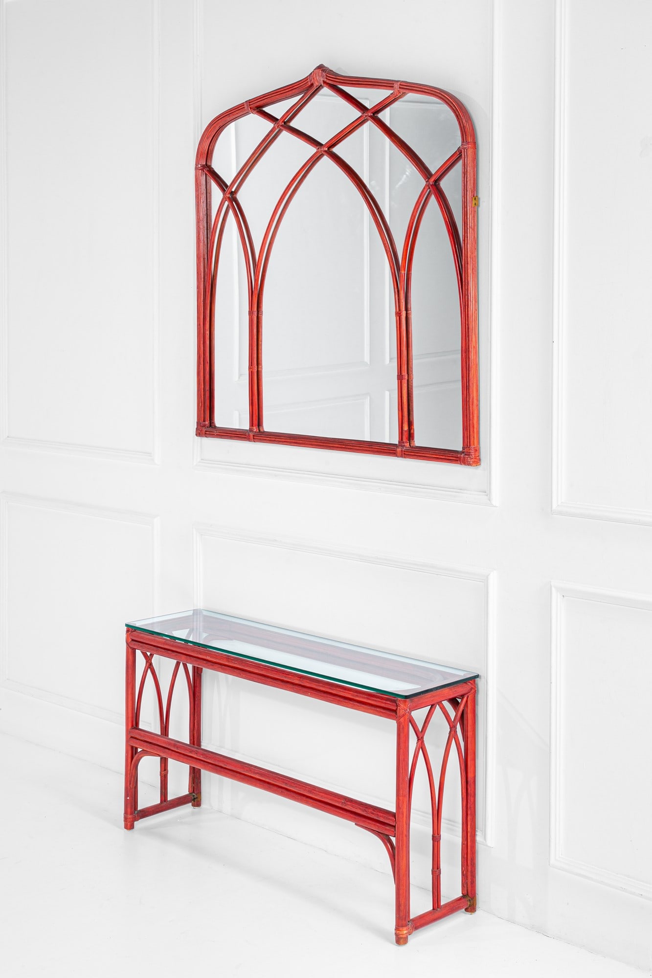 McGuire. Console con specchiera: Console con specchiera Elementi in canna d'India, legno e midollino tinti, cristallo molato. Prod. McGuire, 1960 ca. Console cm 75x131x35, specchiera cm 130x125x5