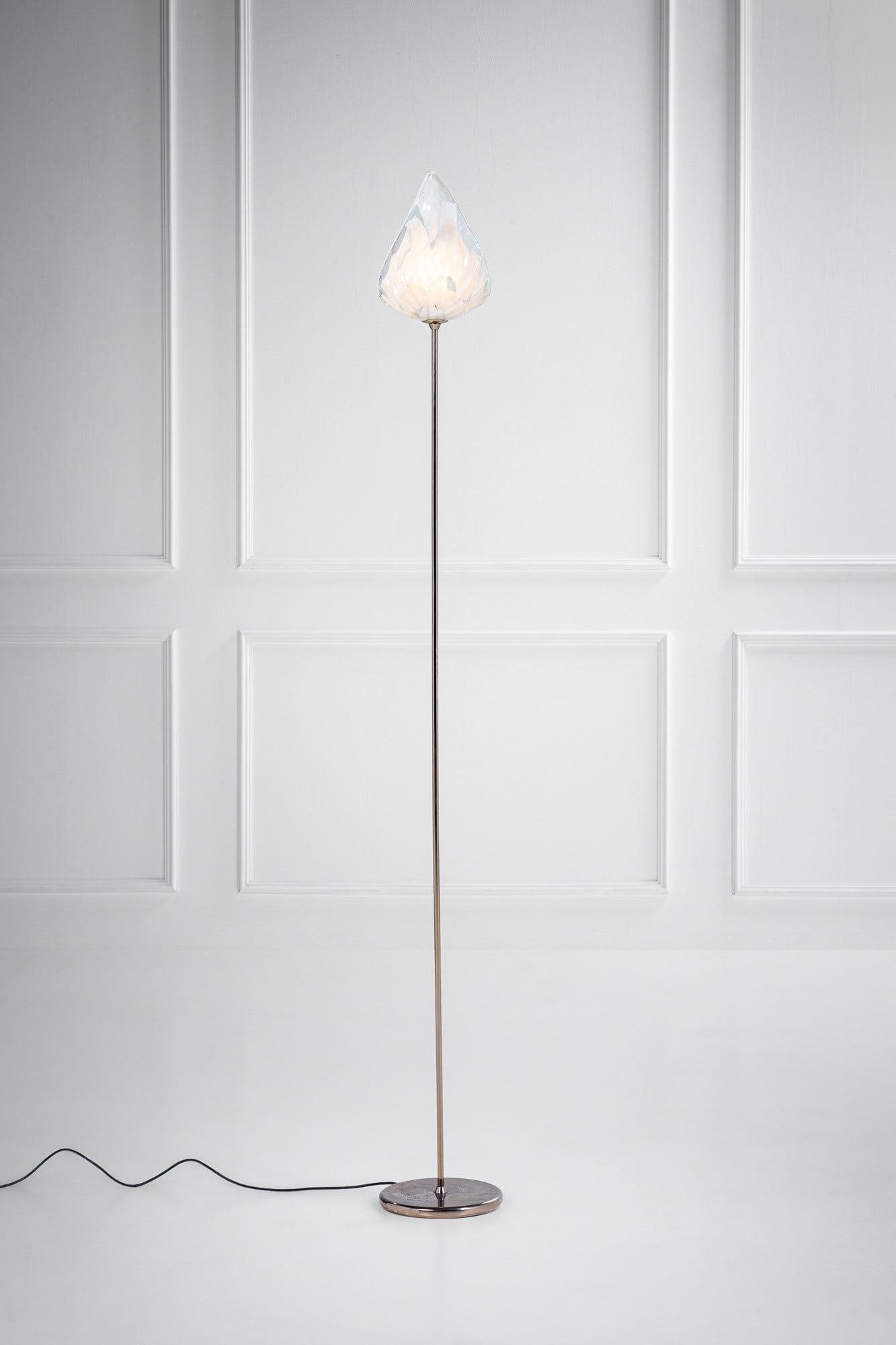 La Murrina. Lampada da terra: Lampada da terra Metallo nichelato, vetro di Murano trasparente con decoro a pennellate in bianco lattimo. Prod. La Murrina, 1970 ca. Marchio del produttore. h cm 208, diam. cm 25