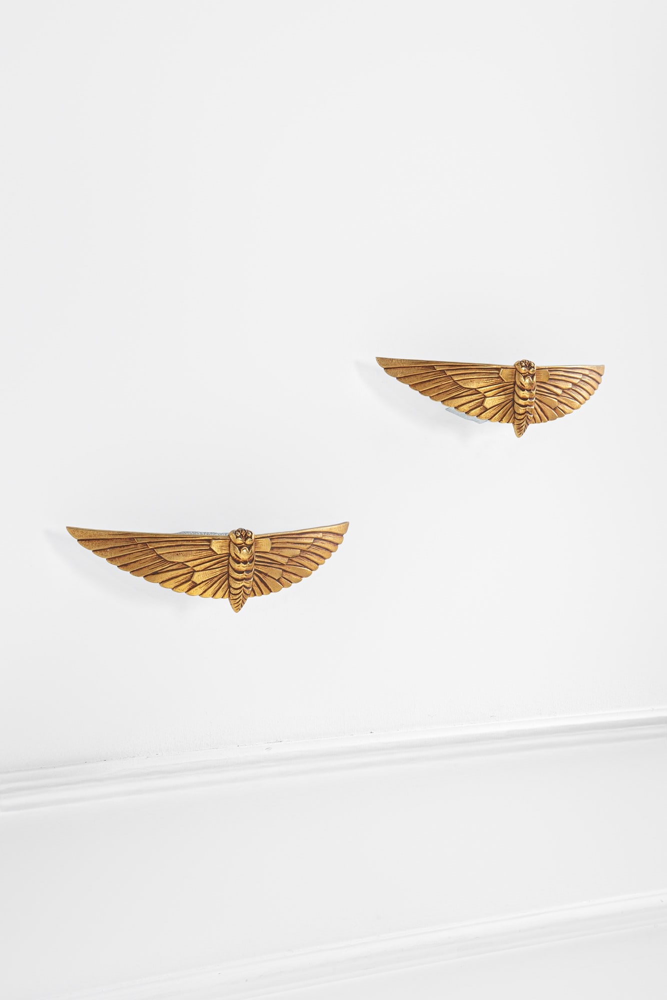 Lumi. Due lampade da parete zoomorfe: Due lampade da parete zoomorfeOttone dorato e verniciato.Prod. Lumi, 1980 ca.Etichetta del produttore.cm 9x35x9