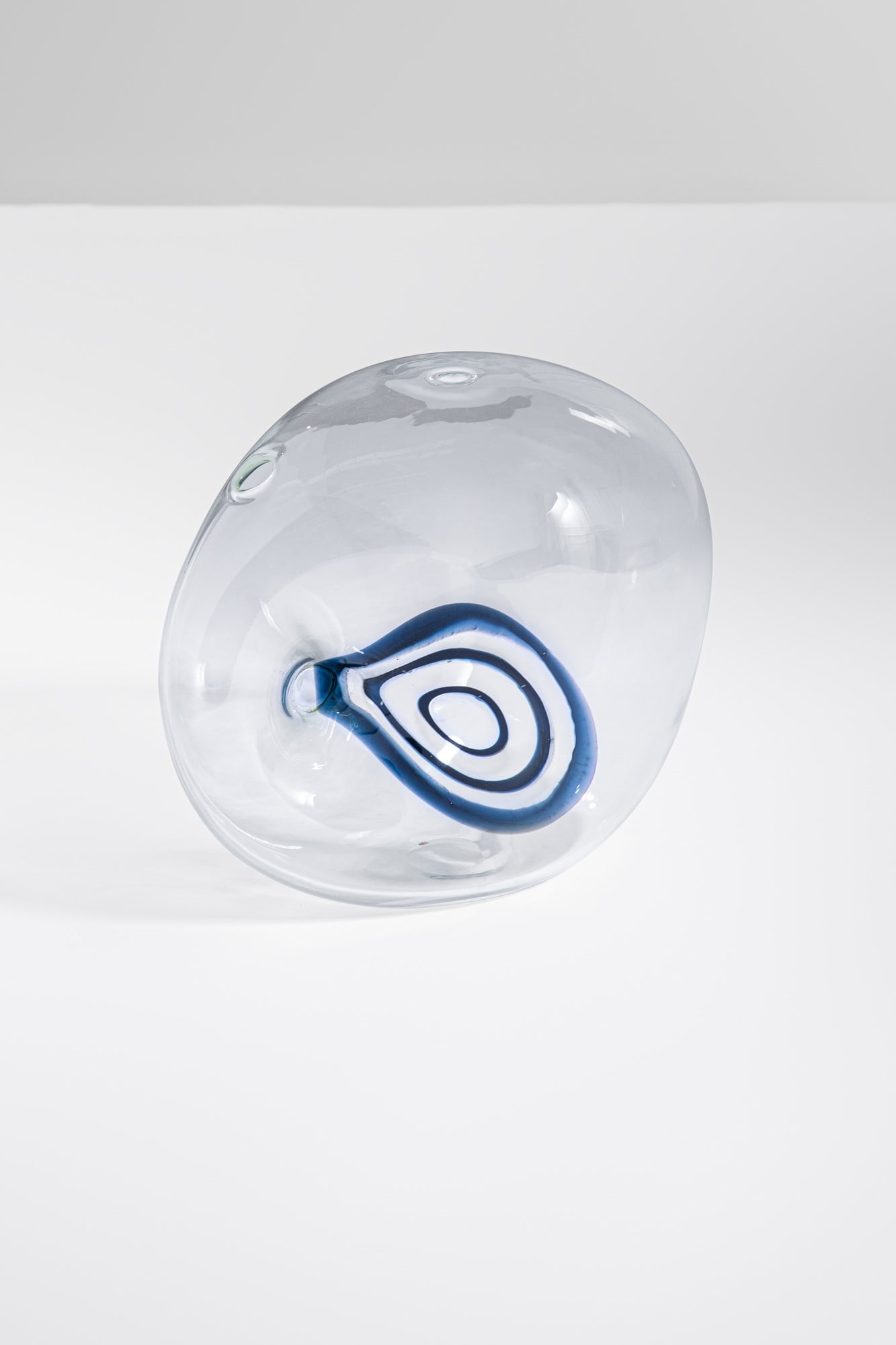 Gianmaria Potenza (attr.). Vaso: VasoVetro trasparente con grande murrina.Prod. La Murrina, 1970 ca.cm 28x31x19