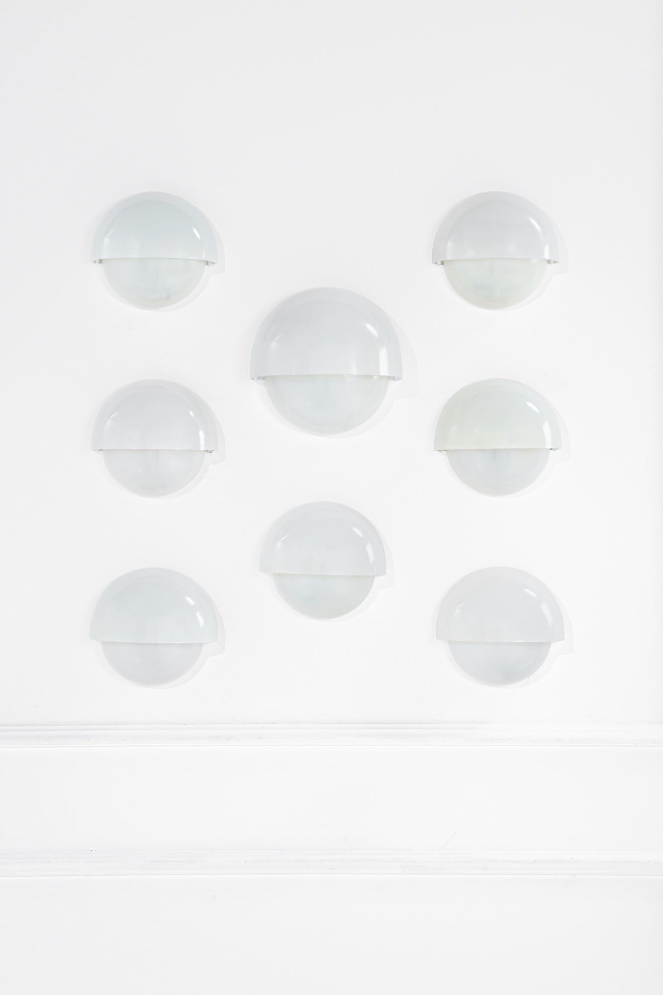 Vico Magistretti. Otto lampade da parete mod. Mania: Otto lampade da parete mod. Mania Metallo verniciato, vetro opalino. Prod. Artemide, 1963 ca. cm 22x24x10, cm 26x30x14 BIBLIOGRAFIA: Domus, n. 409, dicembre 1963, p. 31; G. Gramigna, Repertorio del de