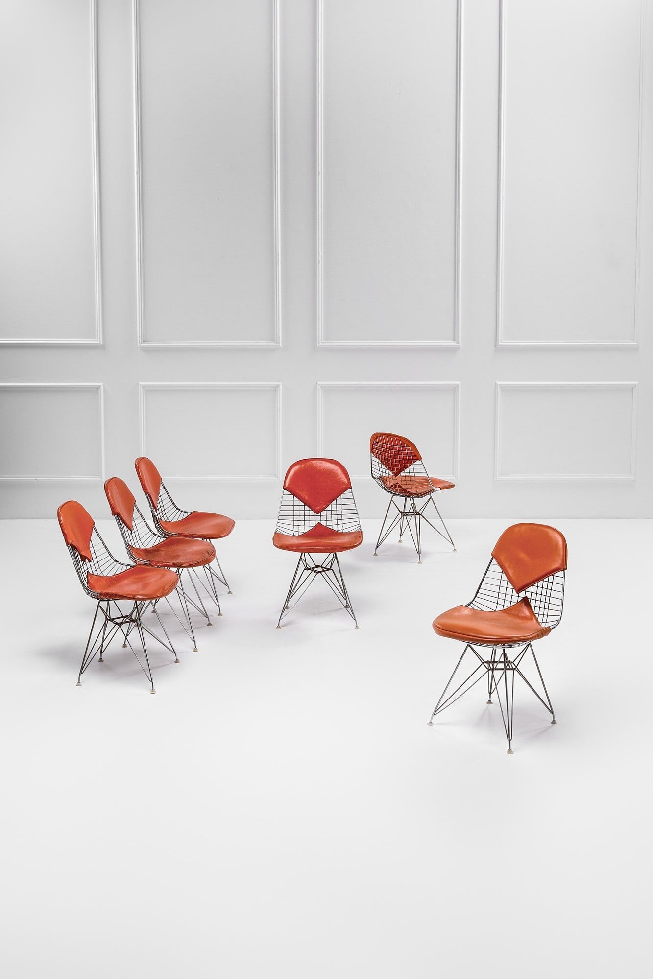 Charles e Ray Eames. Sei sedie mod. Wire Chair DKR: Sei sedie mod. Wire Chair DKR Metallo cromato, pelle. Prod. Vitra, dal 1951, esemplari del 1970 ca. cm 82x48x48