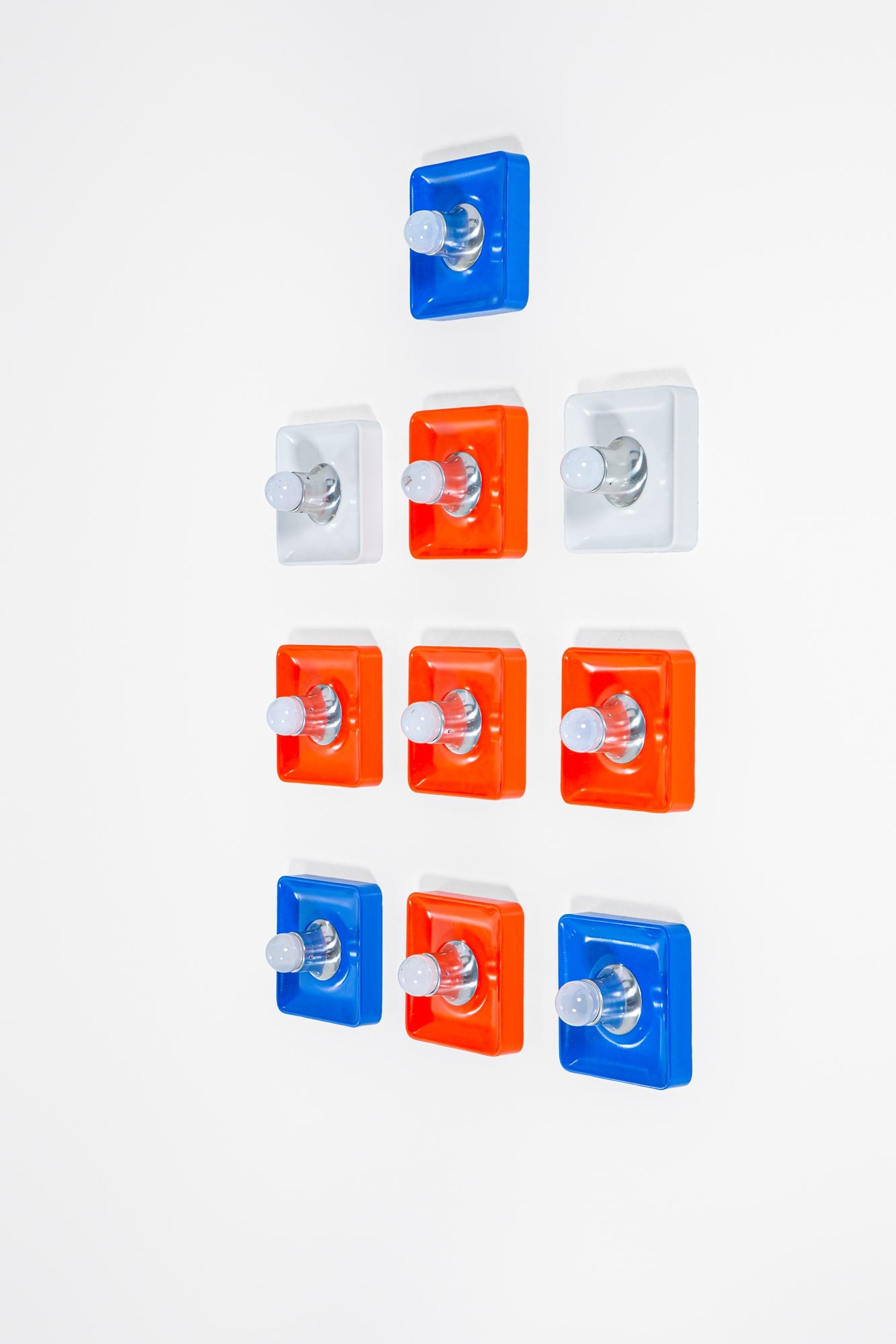 Dieci lampade da parete: Dieci lampade da parete Metallo laccato, metallo cromato. 1970 ca. cm 7x16x16