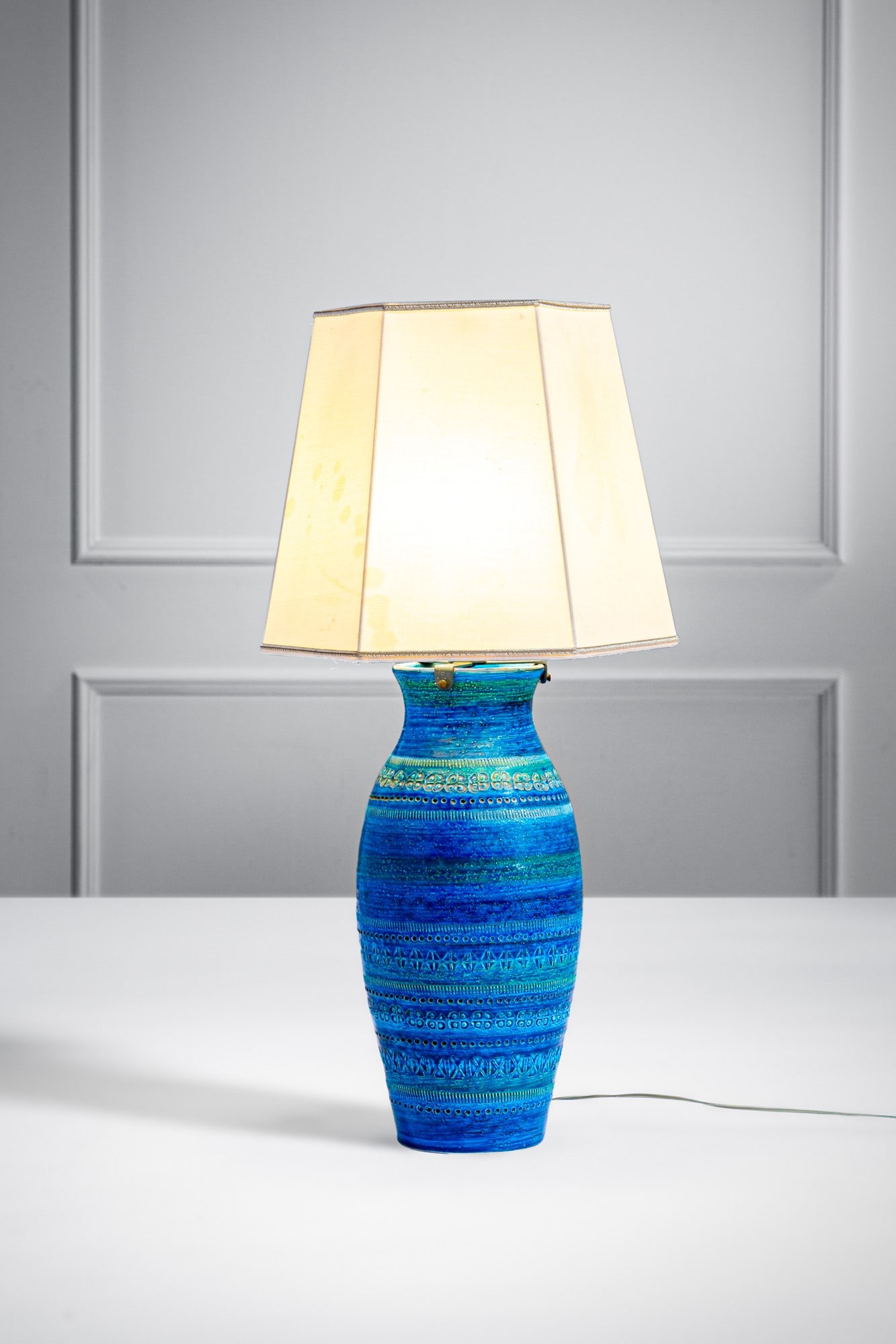 Aldo Londi. Lampada da tavolo della serie Rimini Blu: Lampada da tavolo della serie Rimini BluCeramica smaltata.Prod. Bitossi, 1960 ca.h cm 62, diam. cm 30