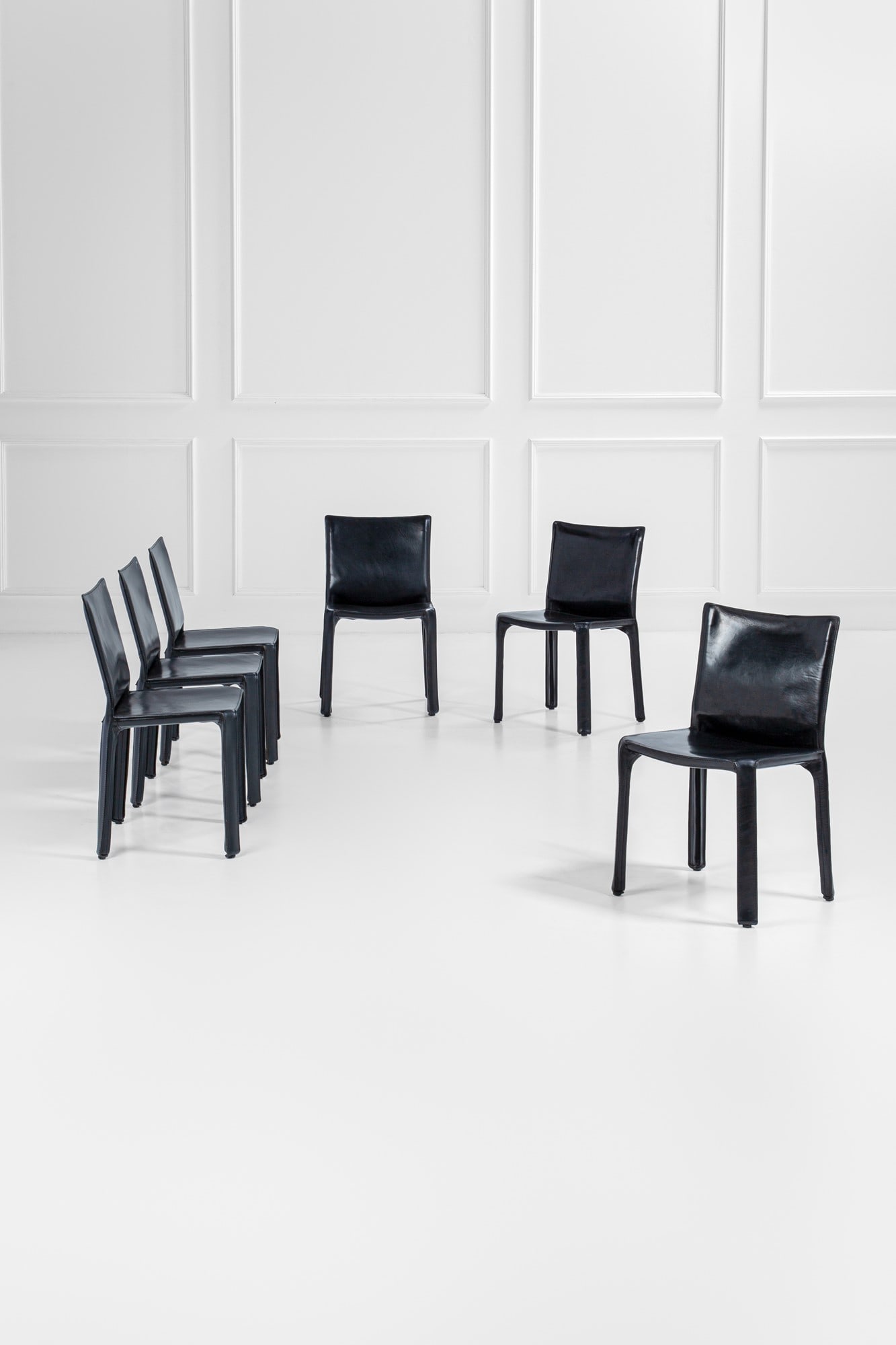 Mario Bellini. Sei sedie mod. Cab: Sei sedie mod. Cab Struttura in metallo rivestita in cuoio nero. Prod. Cassina, 1977 ca. Marchio del produttore. cm 81x47x42 BIBLIOGRAFIA: Giuliana Gramigna, Repertorio, 1950-1980, Mondadori, Milano,