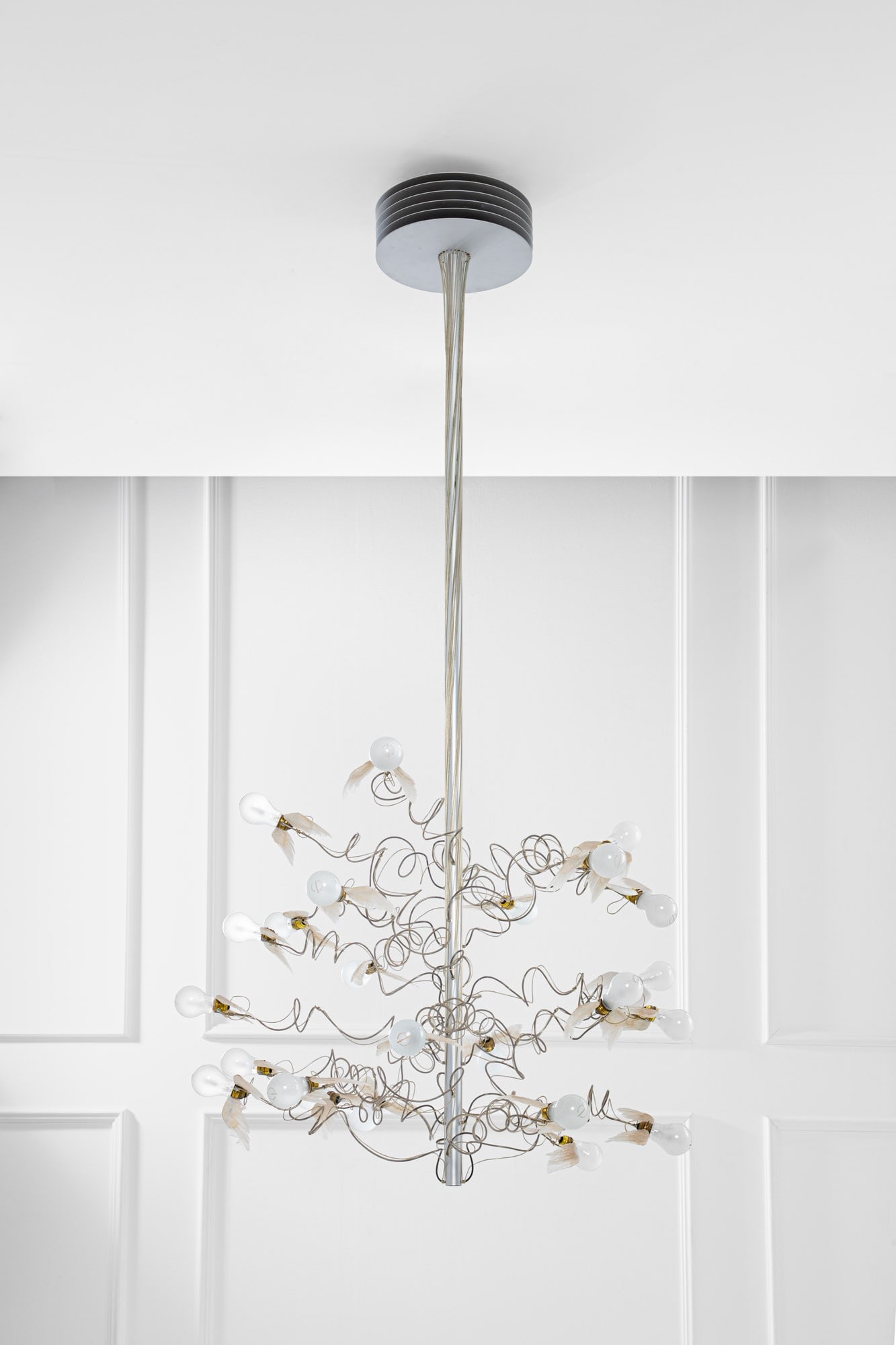 Ingo Maurer. Lampadario Birds Birds Birds: Lampadario Birds Birds Birds Metallo, 24 lampadine orientabili individualmente, ali in piuma d'oca. Ed. Ingo Maurer, 1992-2018 Etichetta e lampadine con titolo e nome del designer. h cm 80, diam. cm 4