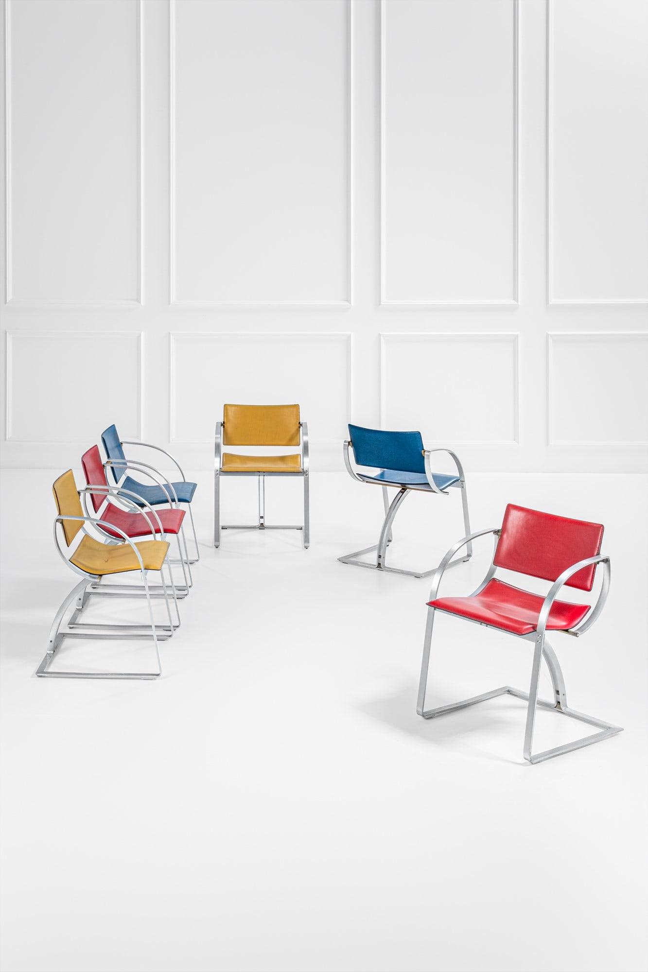 Meritalia. Sei sedie: Sei sedie Acciaio curvato, ottone, pelle. Prod. Meritalia, 1970 ca. Etichetta del produttore. cm 79x56x55