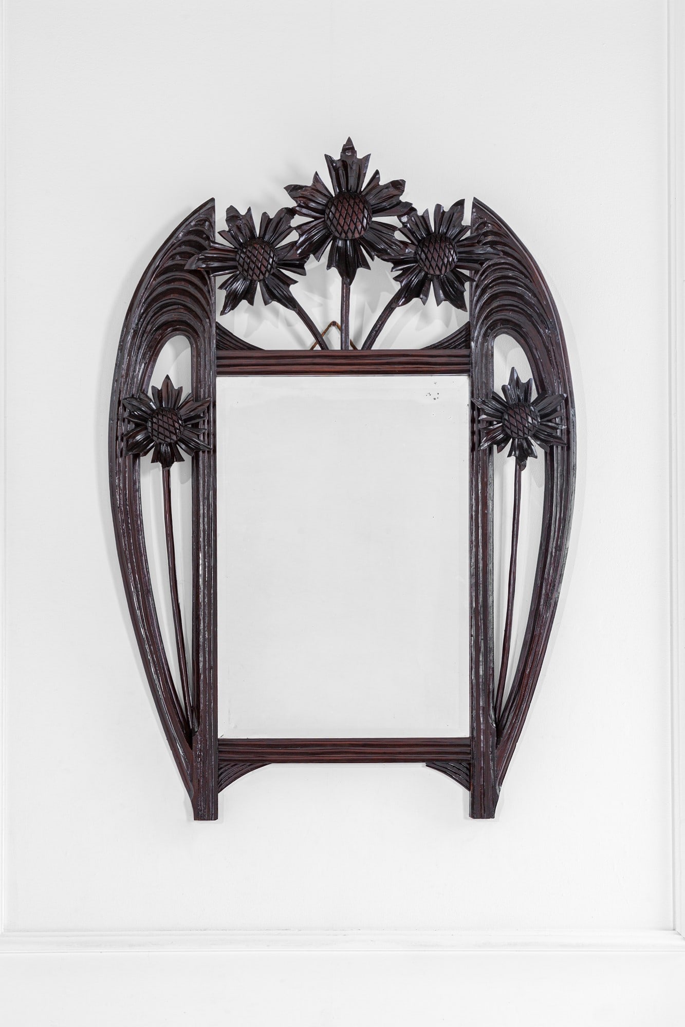 Carlo Zen (attr.). Specchiera: Specchiera Legno massello scolpito. Esecuzione Atelier Carlo e Piero Zen, primi anni del 1900. cm 130x91x7