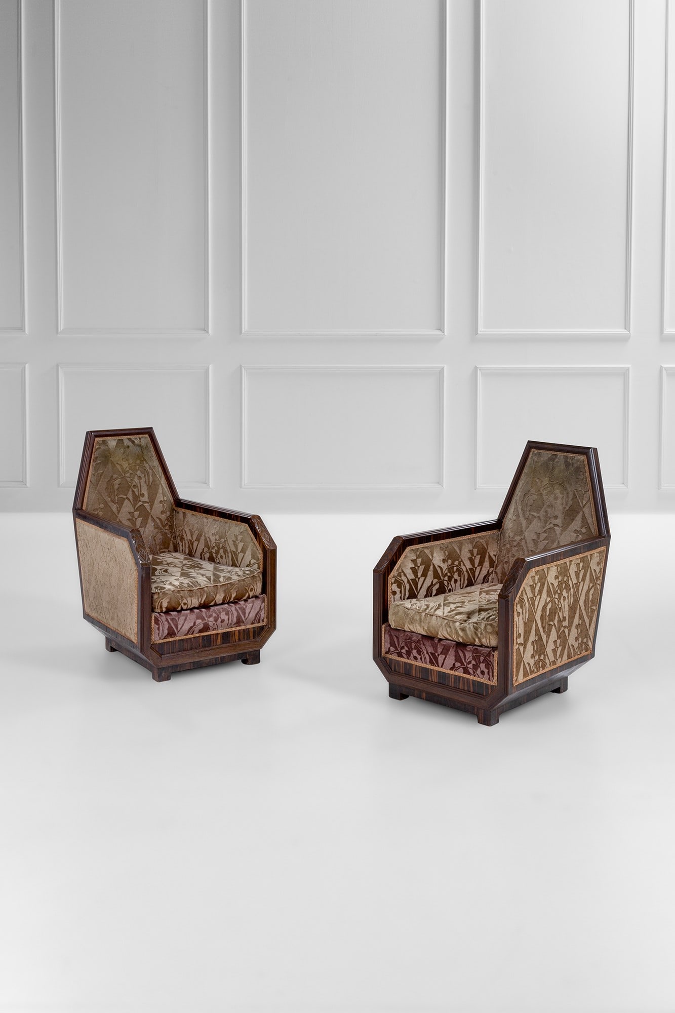 Due poltrone: Due poltroneLegno massello scolpito, legno impiallacciato, tessuto.1930 ca.cm 94x64x74