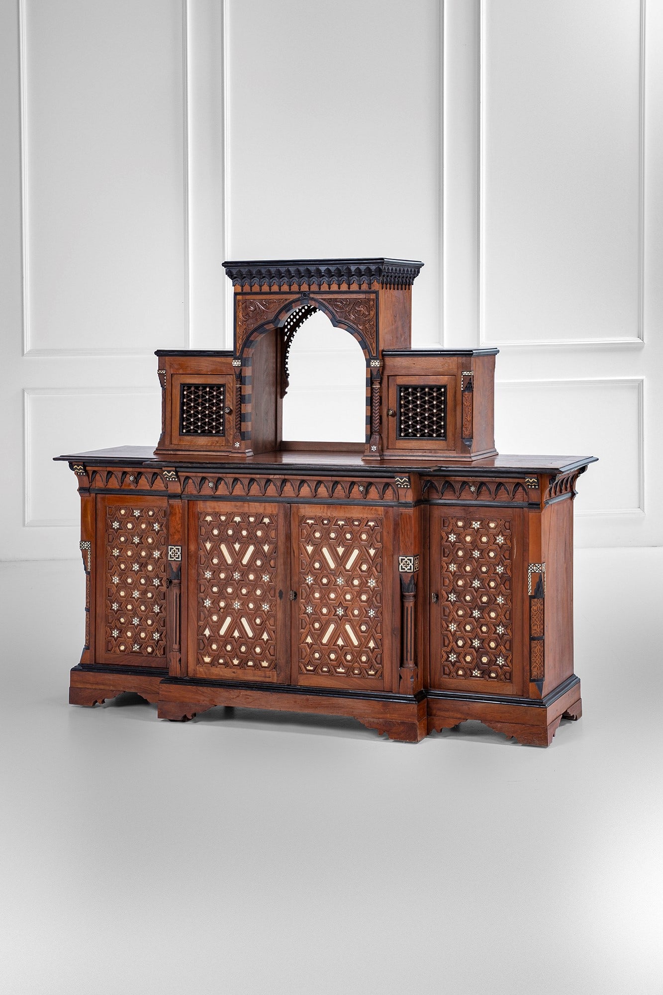 Giuseppe Parvis (attr.). Credenza con alzata: Credenza con alzataLegno scopito e intarsiato in madreperla, legno ebanizzato.Primi anni del '900cm 172x206x62Bibliografia: Manfredo Lapi Gatteschi, Giuseppe Parvis. Ebanista e designer tra Egitto ed