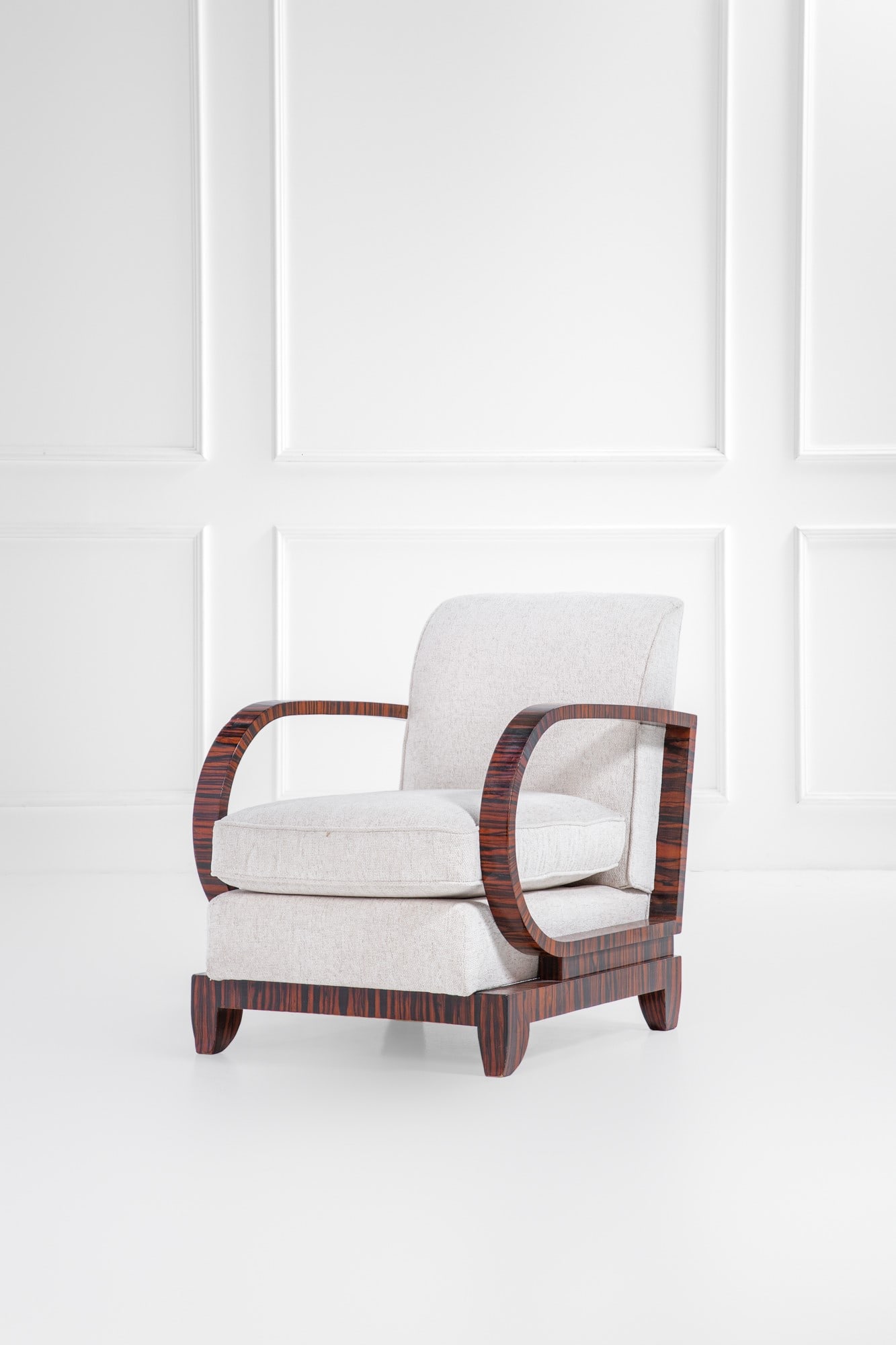 Poltrona: Poltrona Legno impiallacciato, tessuto. 1940 ca. cm 78x60x78