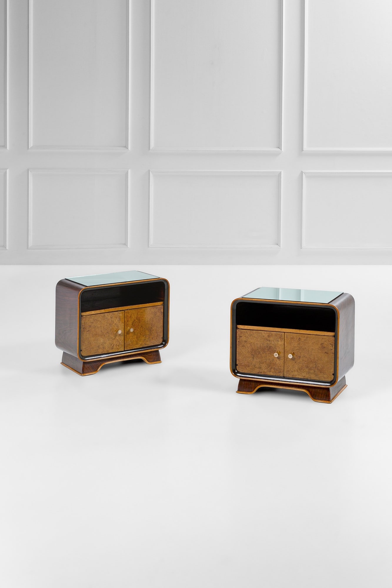 Osvaldo Borsani (attr.). Due comodini: Due comodiniLegno impiallacciato, radica, legno massello sagomato, vetro specchiato, ottone.Atelier Borsani, 1940 ca.cm 56x63x35