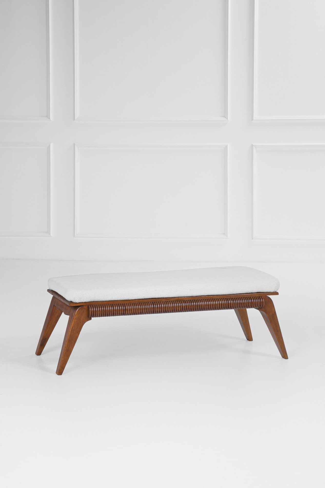 Vittorio Valabrega. Panca: PancaLegno massello sagomato e scolpito, tessuto bouclé.Atelier Valabrega, 1940 ca.cm 40x117x50