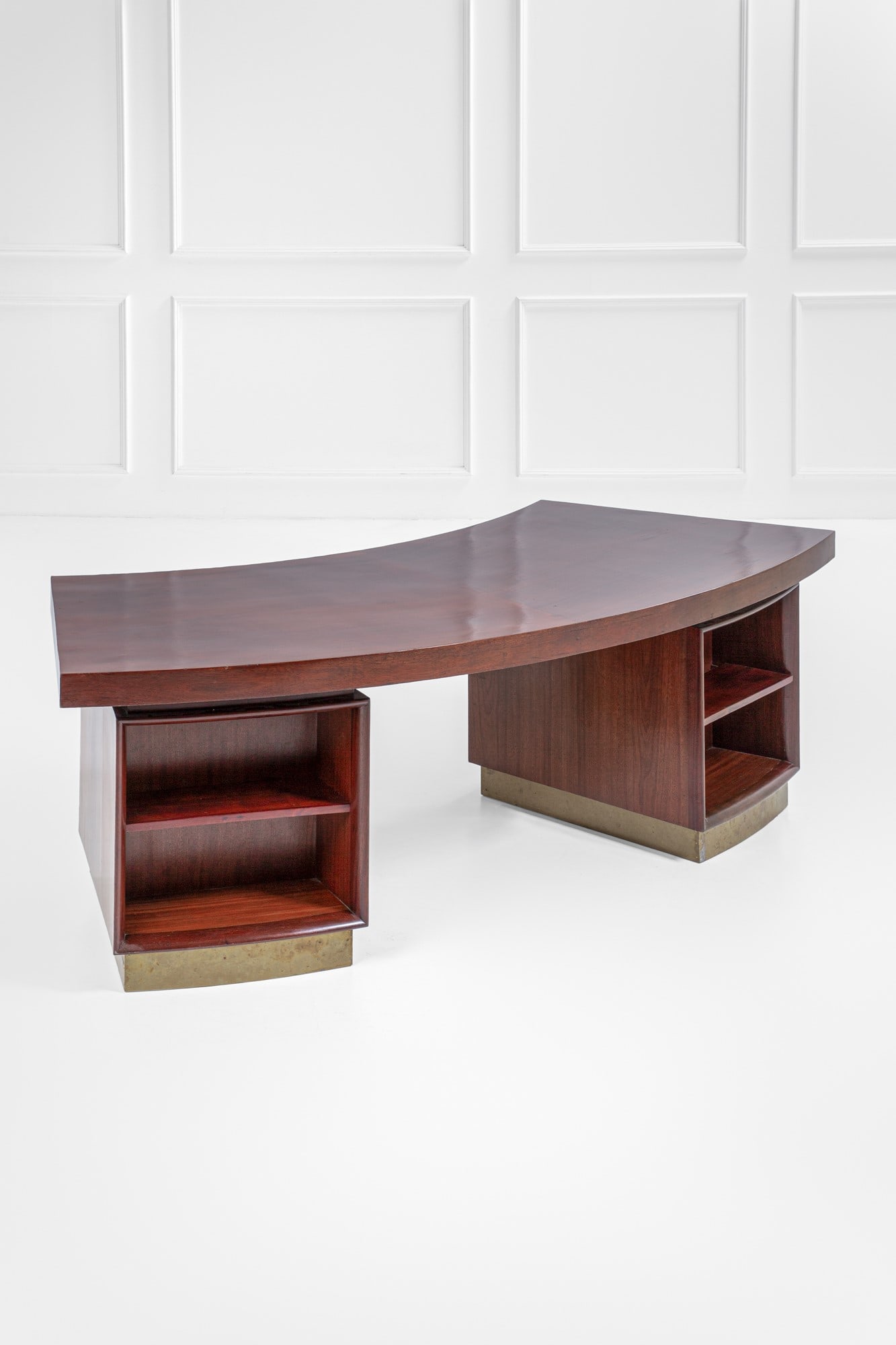 René Gabriel (attr.). Scrivania: ScrivaniaLegno impiallacciato, legno massello, ottone.1940 ca.cm 79x260x90Bibliografia: Anne Bony, Meubles et Décors des Anneés 40, Editions du Regard, 2002. p. 53 (modello simile).