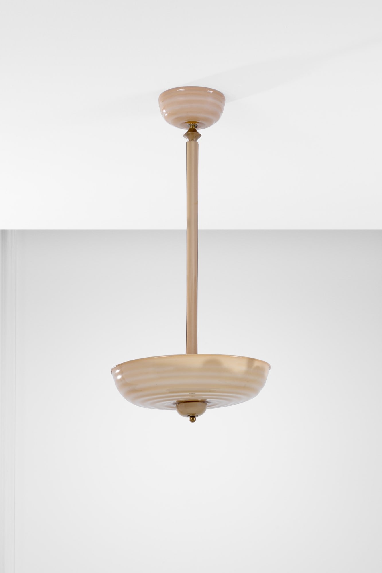 Lampadario: LampadarioVetro di Murano lievemente costolato, ottone.1930 ca.h cm 86, diam. cm 37