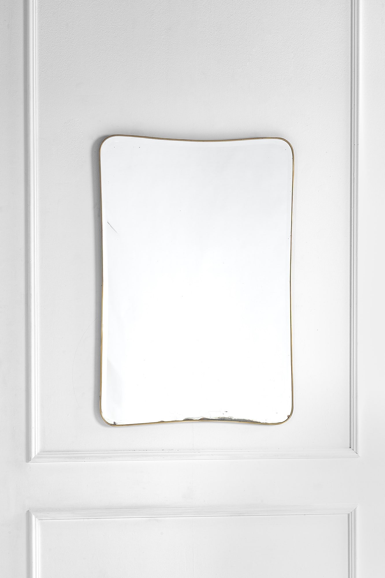 Fontana Arte. Specchiera: Specchiera Ottone, vetro specchiato. Prod. Fontana Arte, 1950 ca. Al retro marchio FX. cm 120x80