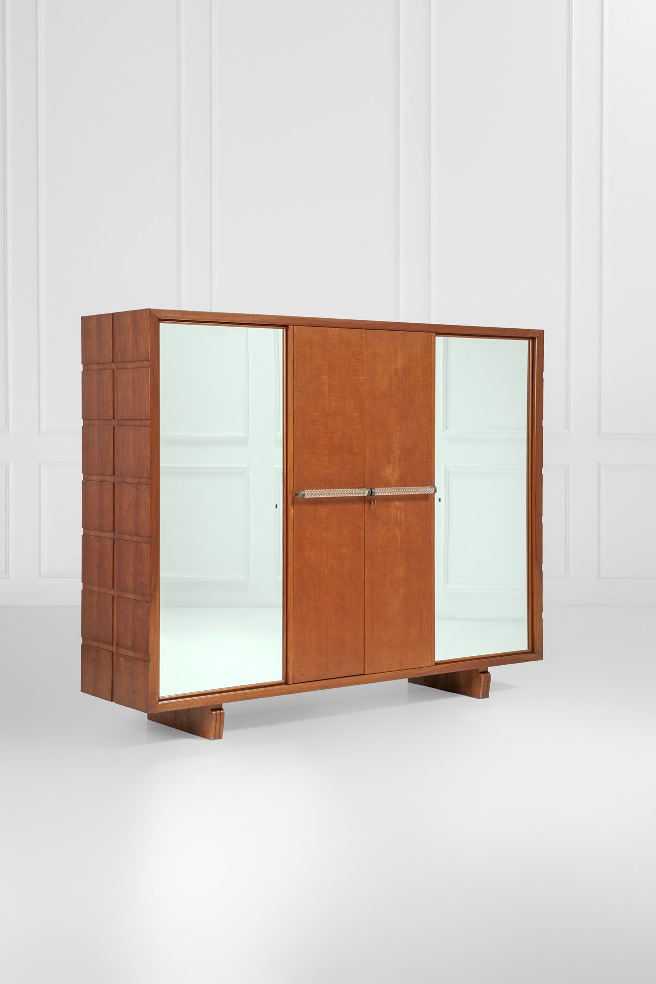 Gio Ponti. Armadio: Armadio Legno massello, legno impiallacciato, vetro di Murano, vetro specchiato, ottone. Esecuzione Luigi Scremin, 1940 ca. cm 182x225x67