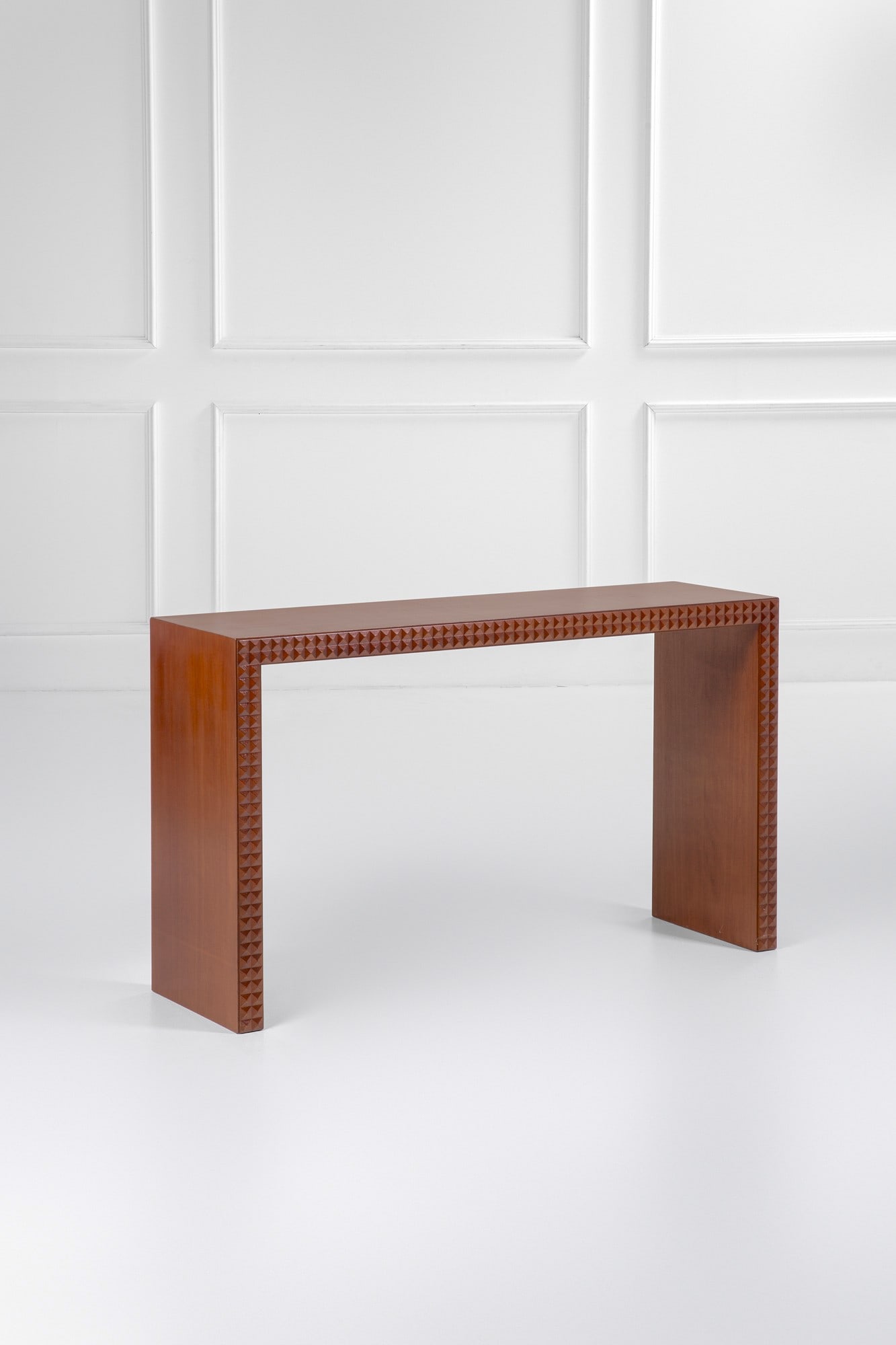 Paolo Buffa (attr.). Console: Console Legno impiallacciato, legno massello lavorato a punta di diamante. 1950 ca. cm 80x139x40