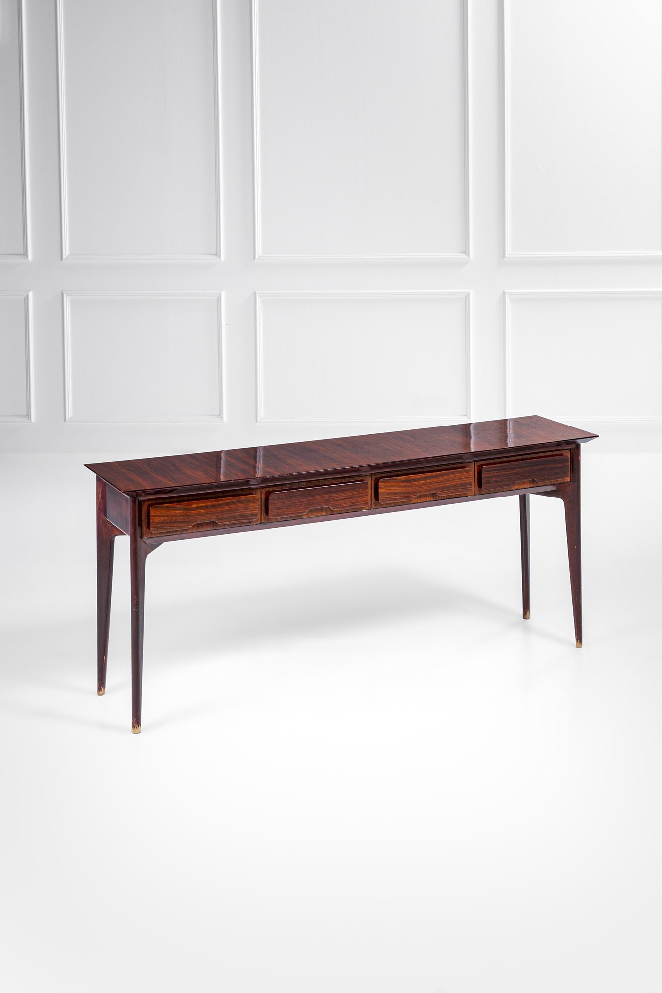 Ico Parisi. Console con cassetti: Console con cassetti Legno impiallacciato, legno massello sagomato tinto. 1948 ca. cm 89x198x50 Bibliografia: Cfr. R. Lietti, Ico Parisi. Design. Catalogo ragionato 1936-1960, Silvana Editoriale, 2017