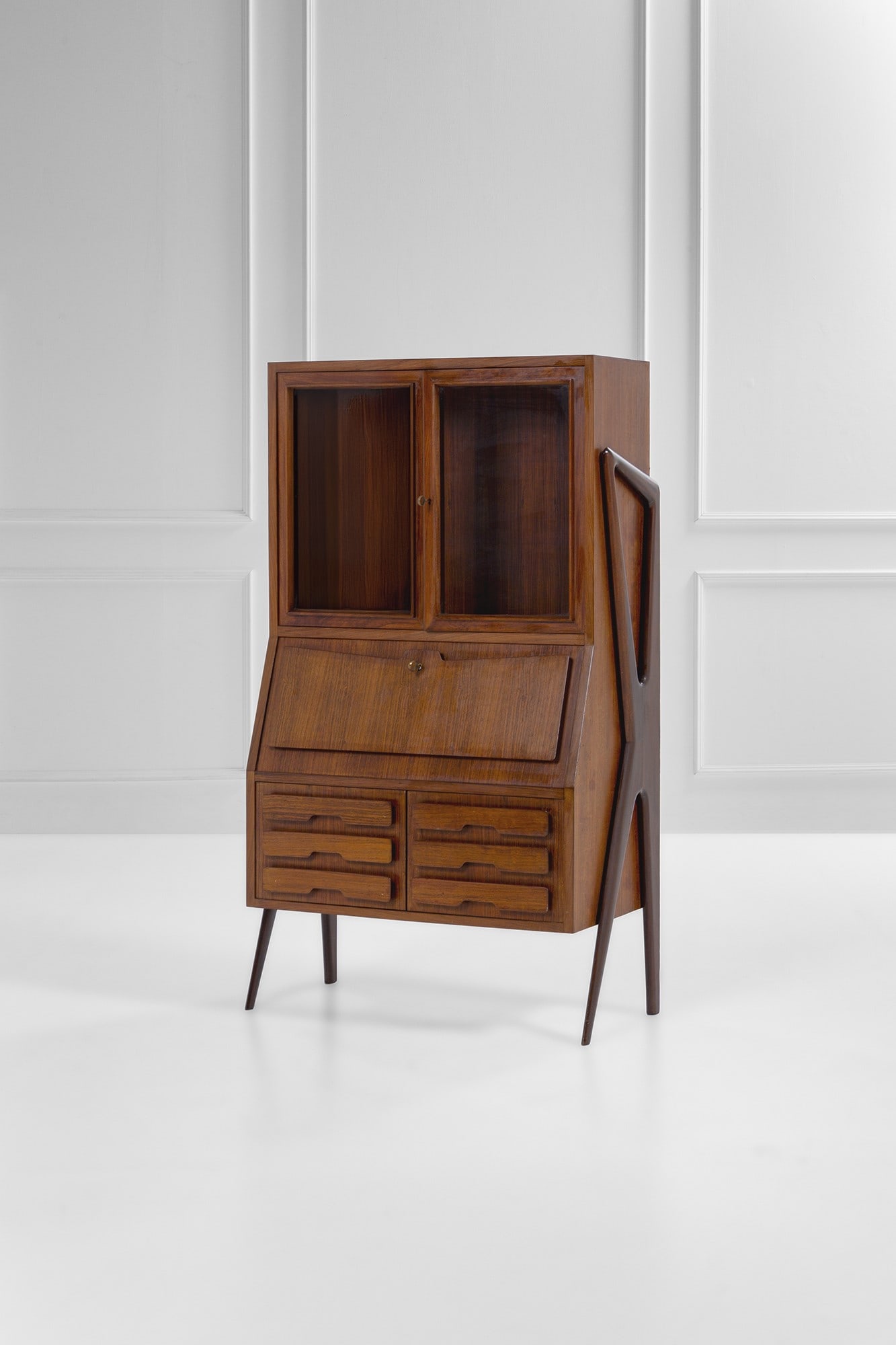 Ico Parisi. Mobile da soggiorno mod. 1948.8A: Mobile da soggiorno mod. 1948.8A Legno tinto scuro, legno massello, legno impiallacciato, vetro trasparente, ottone. Prod. Fratelli Rizzi, 1948 ca. cm 170x102x44 Bibliografia: R. Lietti, Ico Parisi. D