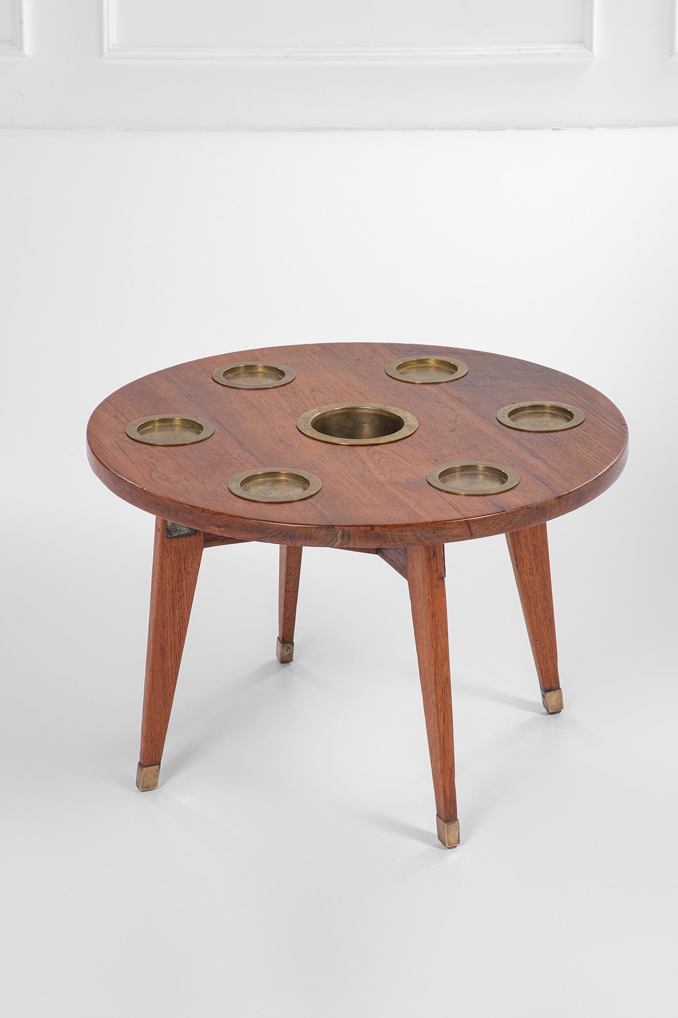 Gio Ponti. Tavolino da nave con portabottiglie e portabicchieri: Tavolino da nave con portabottiglie e portabicchieriLegno massello, ottone, acciaio.Prod. O.A.R.N. (Officine Allestimenti Riparazioni Navali) Genova, fine anni '40 inizi - anni '50Targhetta metallica