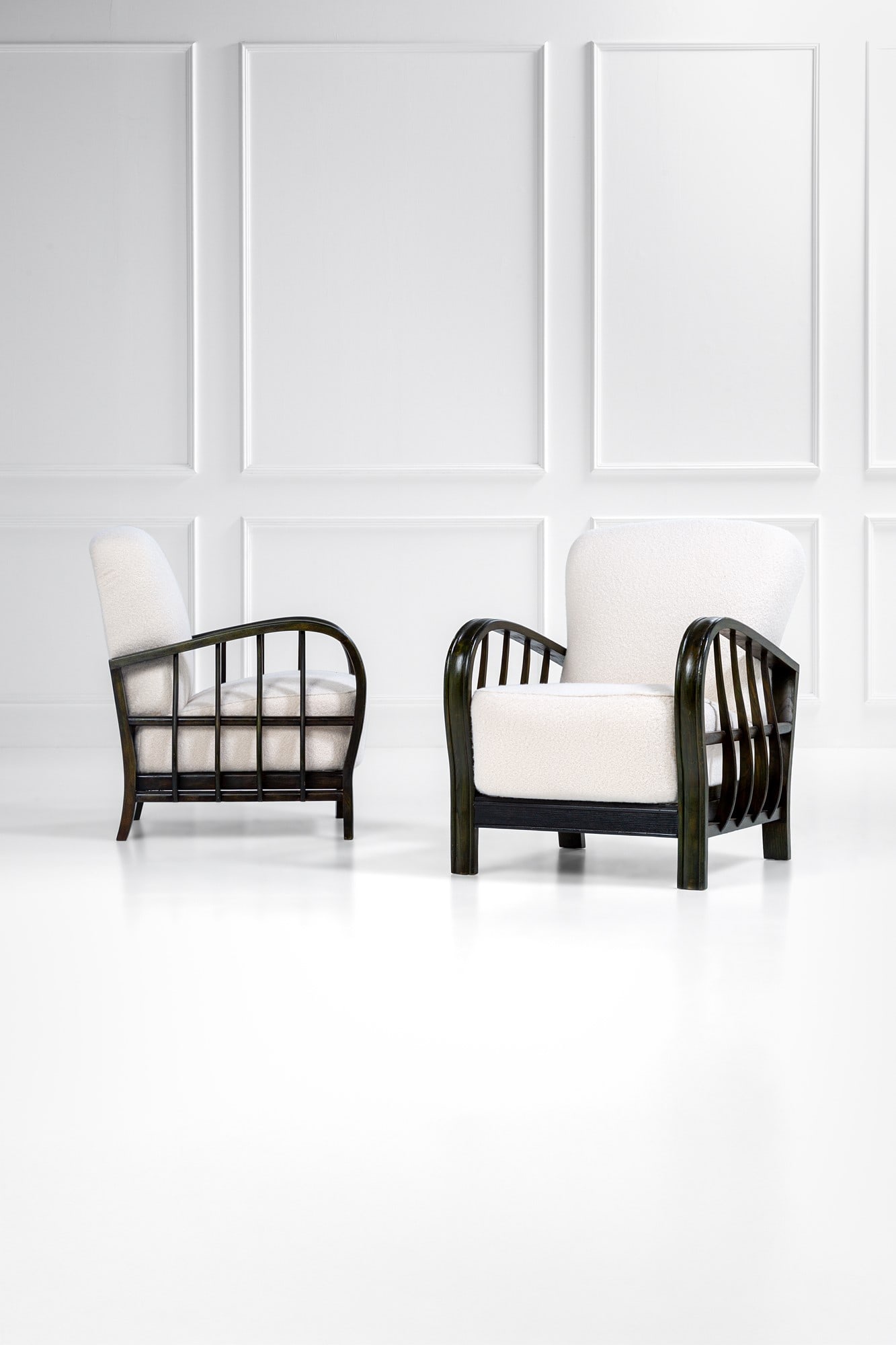 Ernesto Valabrega. Due poltrone: Due poltrone Legno massello sagomato e tinto all'anilina, tessuto bouclè. Esecuzione Atelier Valabrega, 1940 ca. cm 90x72x81, cm 89x70x75