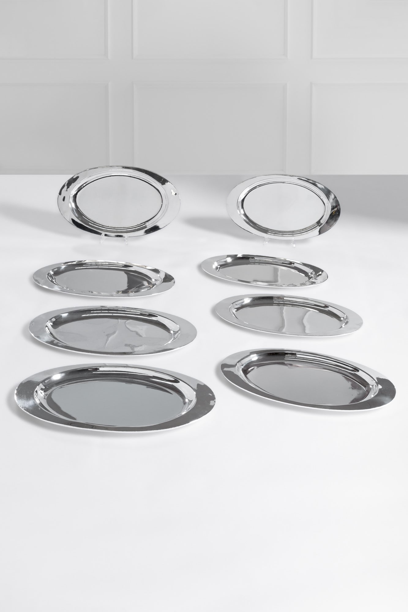 Gio Ponti. Otto vassoi: Otto vassoi Alpacca argentata. Prod. Sambonet, 1960 ca. Marchio del produttore. cm 2x53x30 (4), cm 2x48x27 (4)