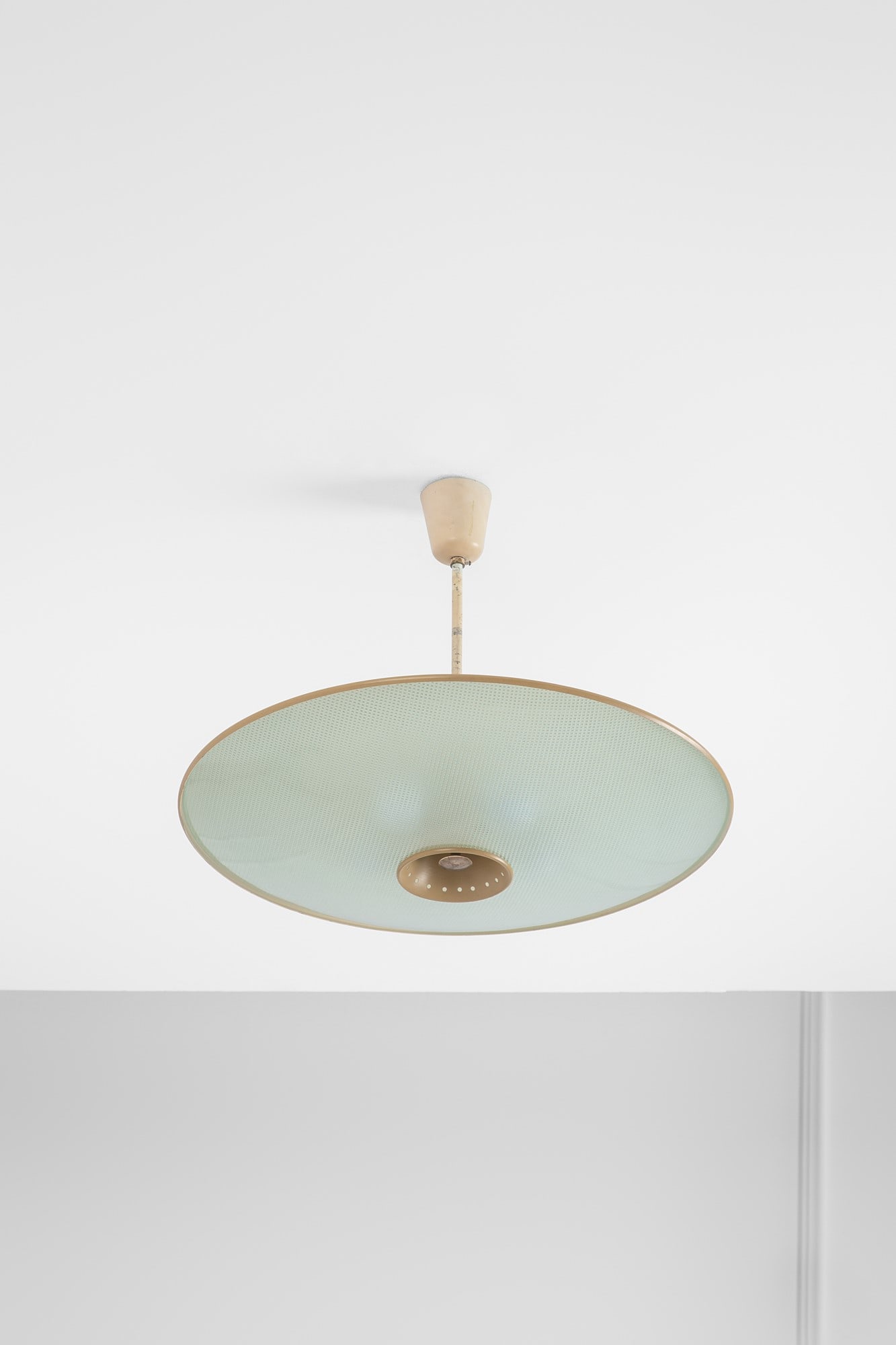 Angelo Ostuni. Lampadario mod. 430: Lampadario mod. 430 Alluminio smaltato, ottone, vetro. Prod. O-Luce, 1954 ca. h cm 40, diam cm 50 Bibliografia: T. Braeuniger, O-LUCE di Giuseppe Ostuni, Ein Werkverzeichnis, Lumi Press, 2021, vol II,