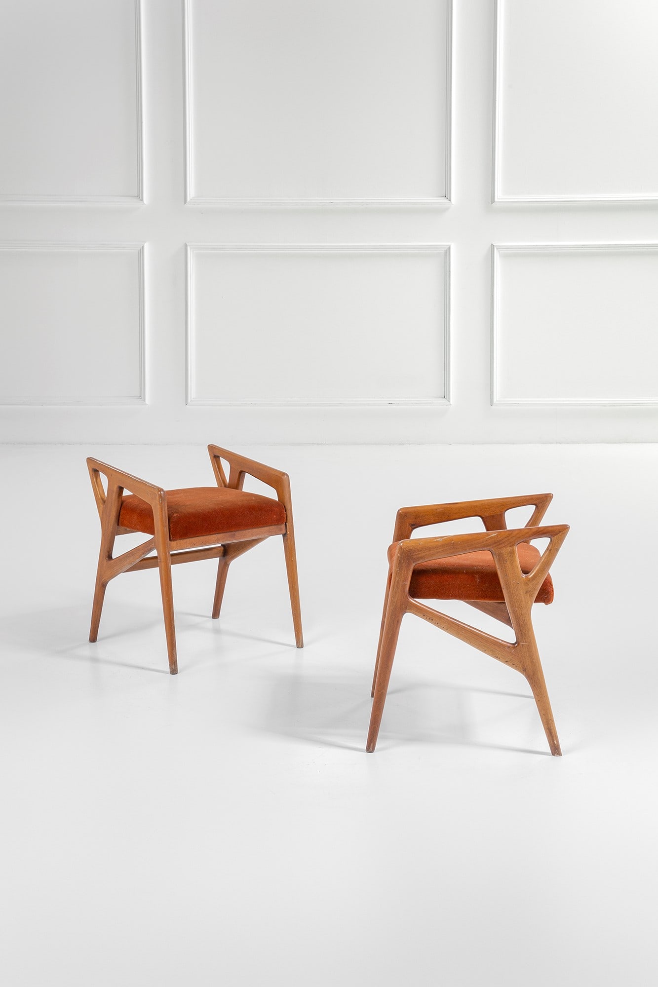 Gio Ponti. Due sgabelli: Due sgabelli Legno di frassino sagomato, tessuto. 1950 ca. cm 55x45x42