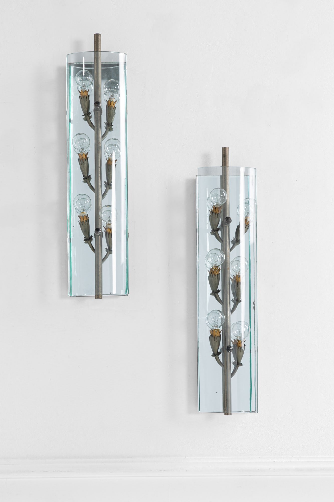 Pietro Chiesa. Due grandi lampade da parete: Due grandi lampade da parete Cristallo curvato, vetro specchiato, ottone lucido, ottone nichelato. Prod. Fontana Arte, 1940 ca. Provenienza: Residenza Conte Zorli. cm 60x14x11