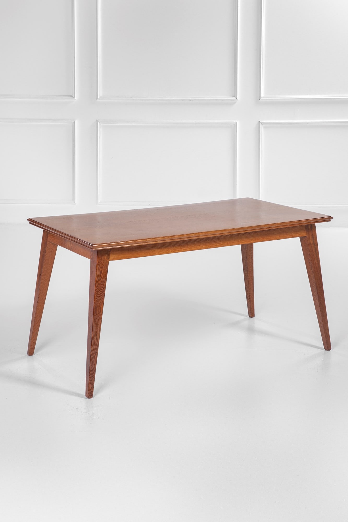 Gio Ponti. Tavolo da pranzo: Tavolo da pranzo Legno massello. Edizione Casa e Giardino, 1950 ca. Marchio a fuoco Casa e Giardino. Disponibilità da parte di Gio Ponti Archives a rilasciare expertise per questo lotto. cm 81x161x82