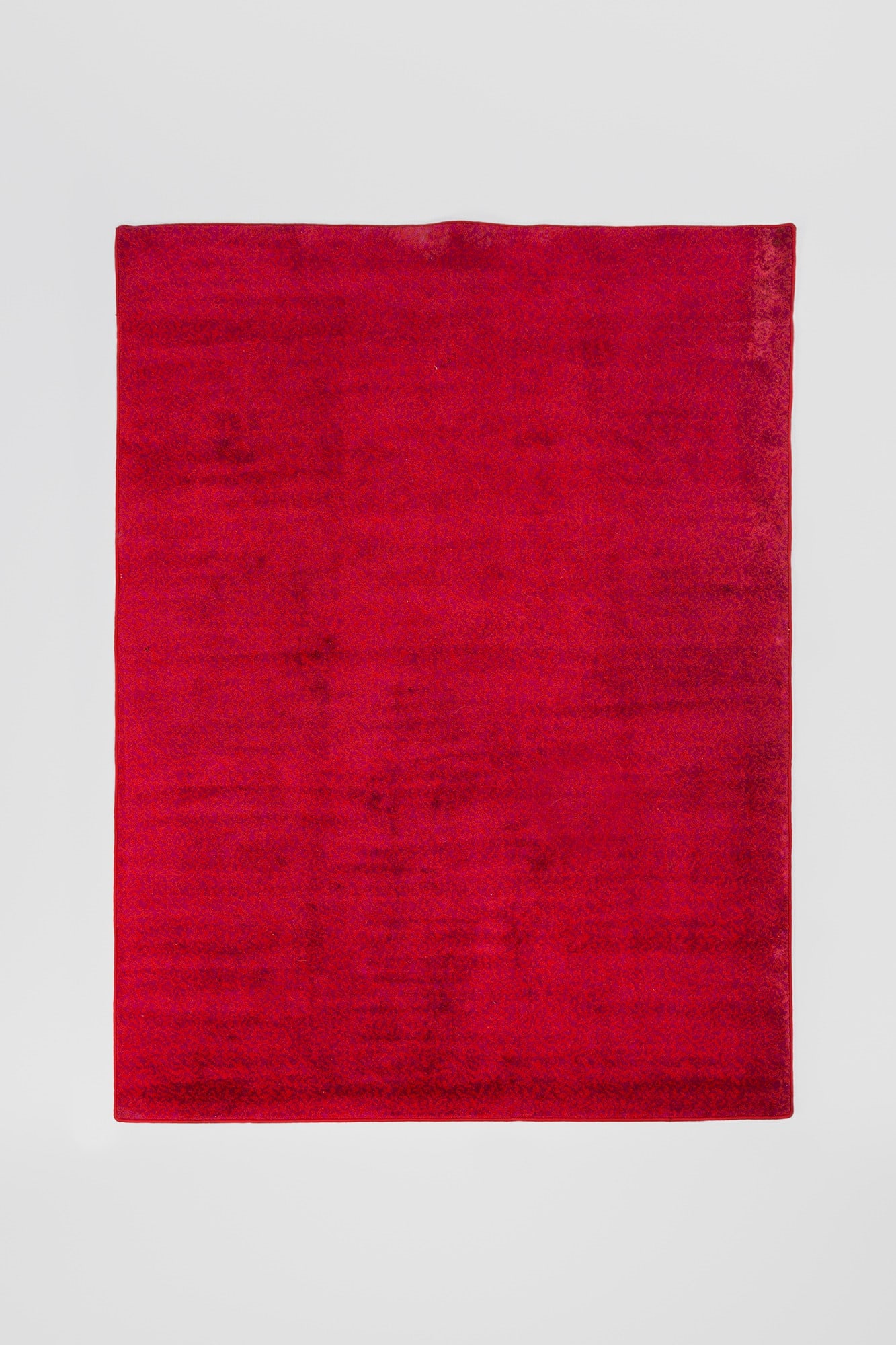 Carlo Mollino. Tappeto: Tappeto Tessuto intrecciato. Realizzato con una porzione di moquette realizzata per il Teatro Regio di Torino. Prod. Paracchi, 1973. Expertise di Fulvio Ferrari, Museo Casa Mollino. cm 173x226