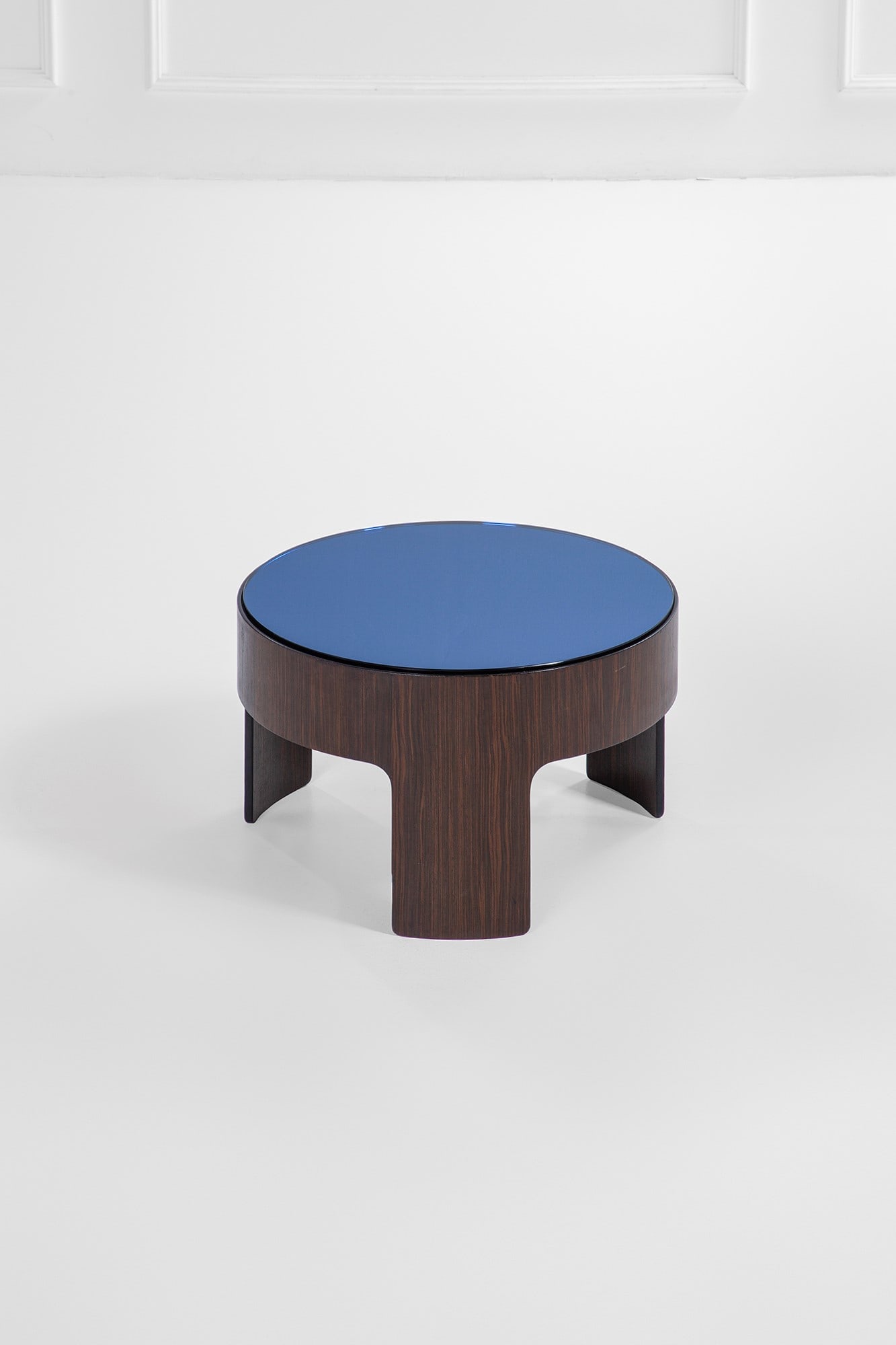 Fontana Arte. Tavolino: TavolinoLegno curvato impiallacciato, cristallo colorato.Prod. Fontana Arte, 1940 ca.Marchio inciso FX.h cm 36, diam. cm 60