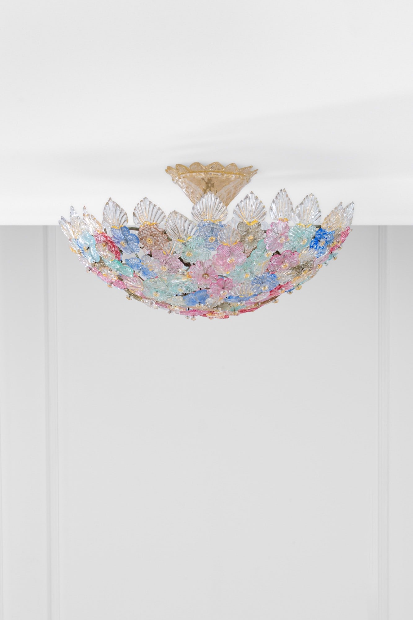 Flavio Poli. Grande lampada da soffitto: Grande lampada da soffittoElementi in vetro di Murano trasparente e colorato con inclusione di foglia d'oro, metallo.Prod. Seguso Vetri d'Arte, 1950 ca.h cm 28, diam. cm 54
