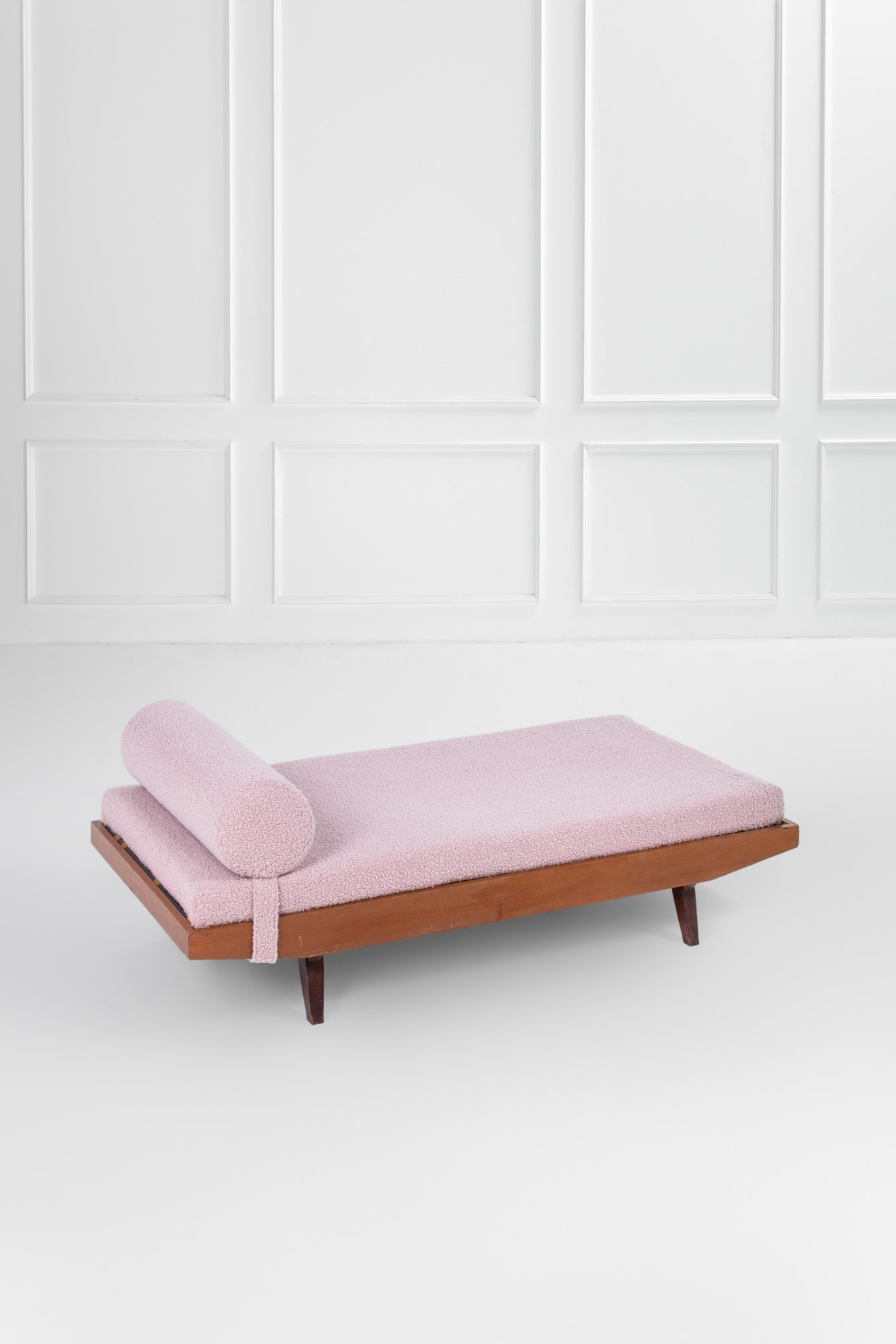 Augusto Romano (attr.). Daybed: Daybed Legno sagomato, legno massello tinto, tessuto bouclé. Prod. Morlotti, 1950 ca. cm 68x97x190, struttura cm 31x97x190