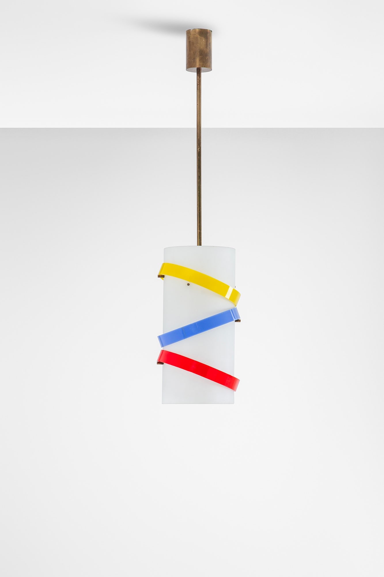 Angelo Lelii. Lampada a sospensione: Lampada a sospensioneVetro satinato, metacrilato colorato, ottone.Prod. Arredoluce, 1950 ca.h cm 77, diam. cm 16