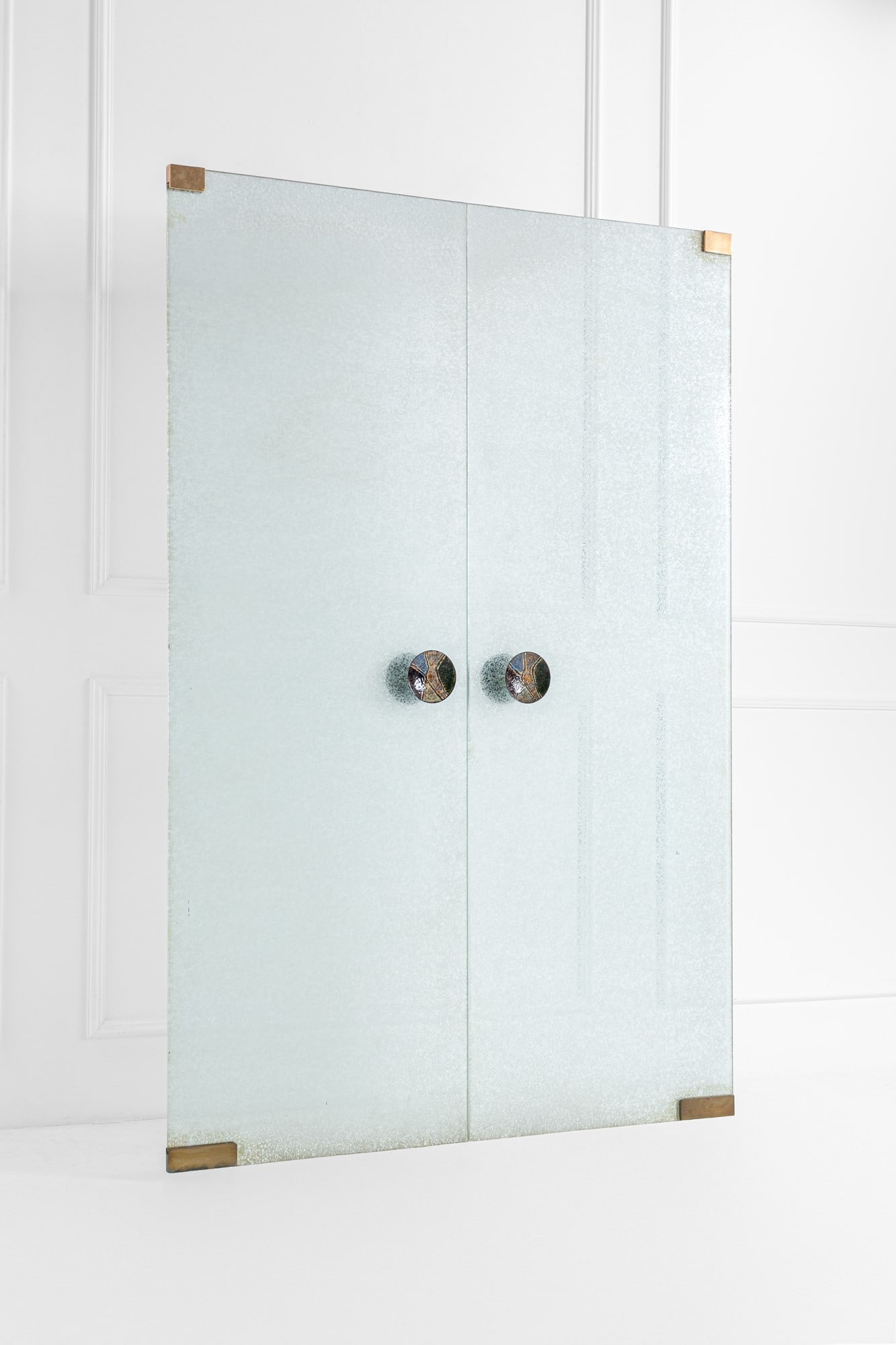 Fontana Arte, Paolo De Poli. Portale a doppia anta: Portale a doppia anta Cristallo acidato, metallo decorato a smalto. Prod. Fontana Arte, Atelier De Poli, 1950 ca. cm 208x70x11