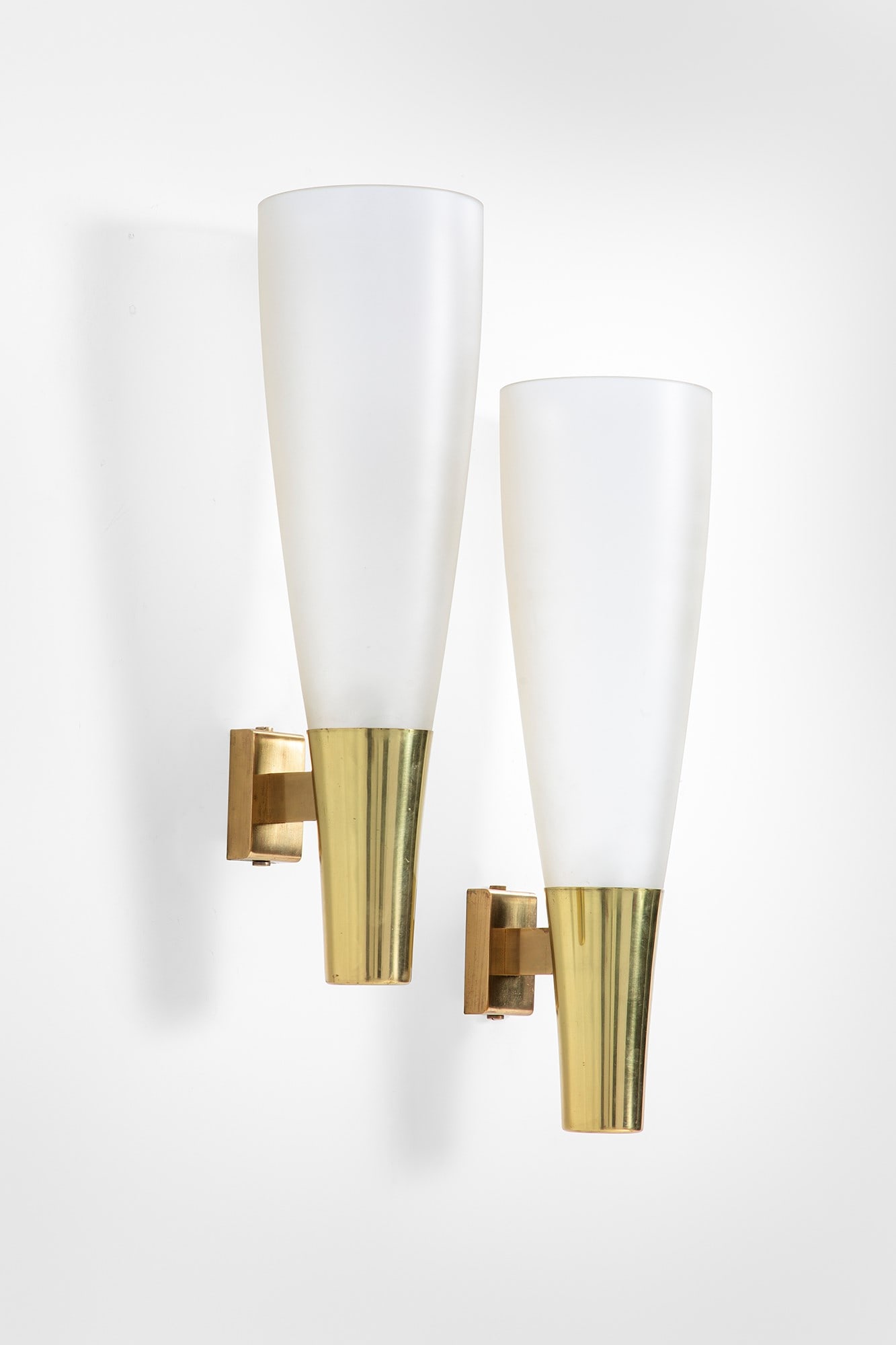Pietro Chiesa. Due lampade da parete mod. 1537: Due lampade da parete mod. 1537 Vetro opalino satinato, ottone lucido. Prod. Fontana Arte, 1960 ca. cm 47x14x18 Bibliografia: Quaderni di Fontana Arte n. 6, p. 85.